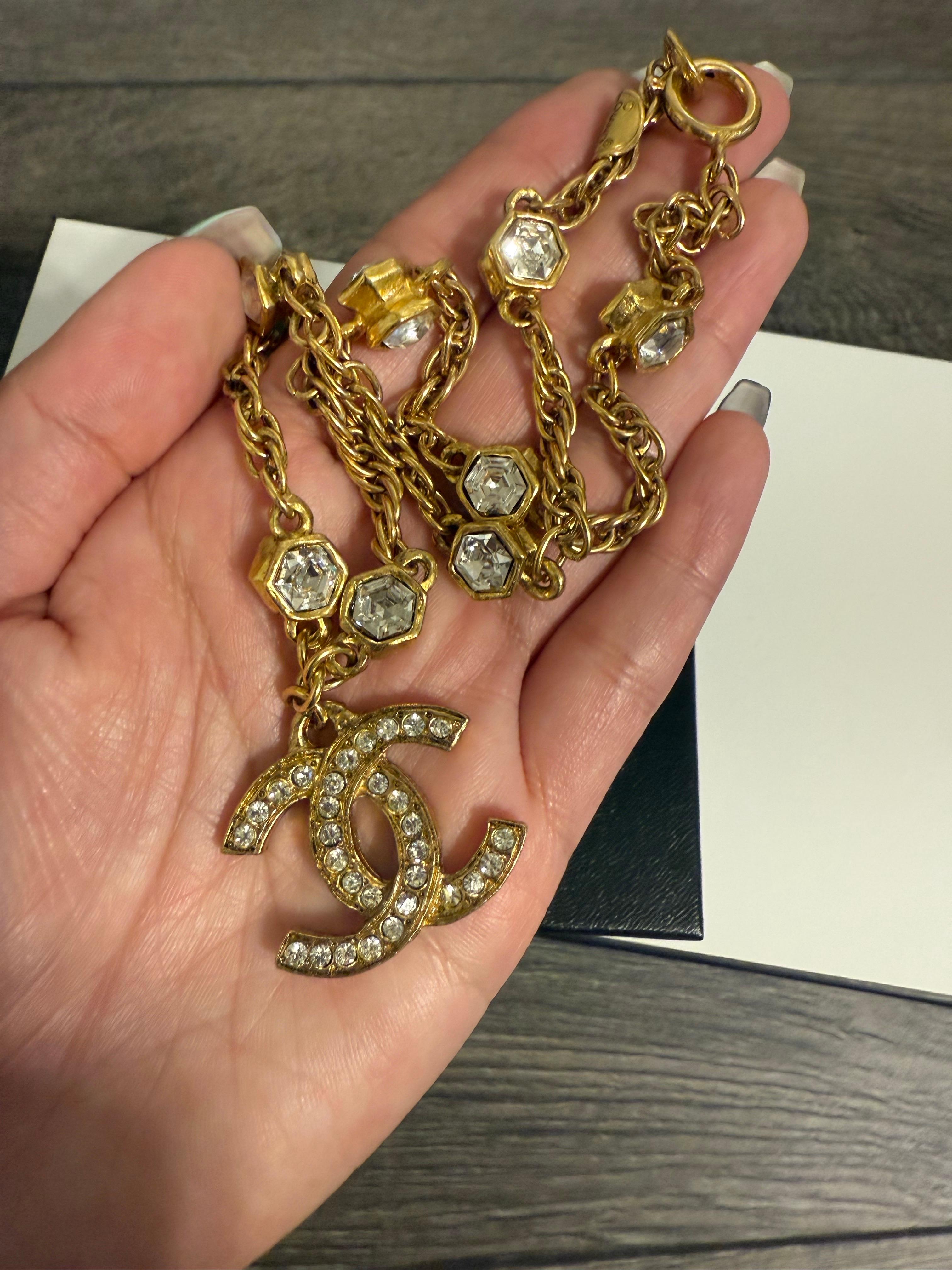 Collana Chanel Vintage con cristalli e catena d'oro in vendita 1