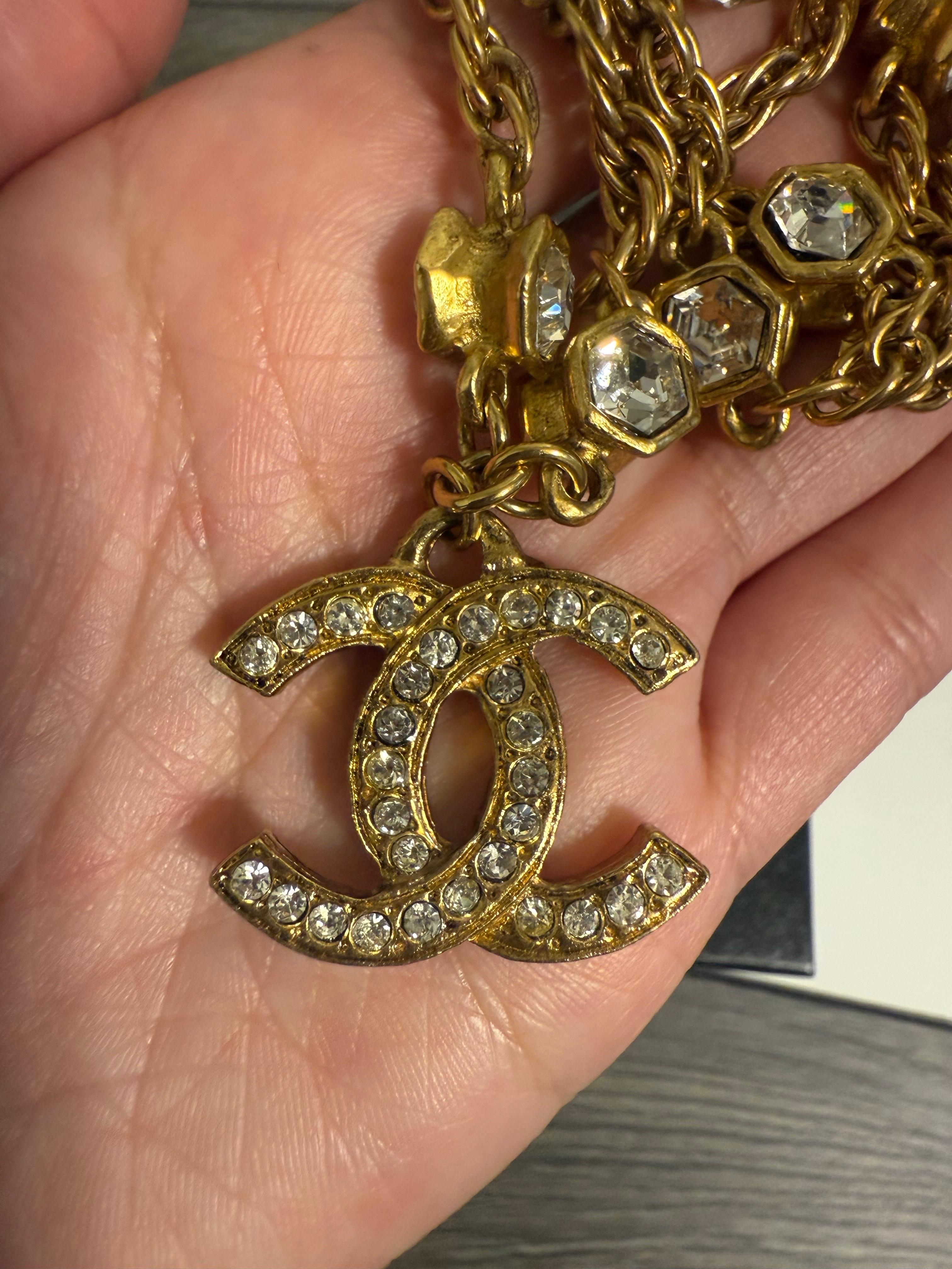 Collana Chanel Vintage con cristalli e catena d'oro in vendita 5
