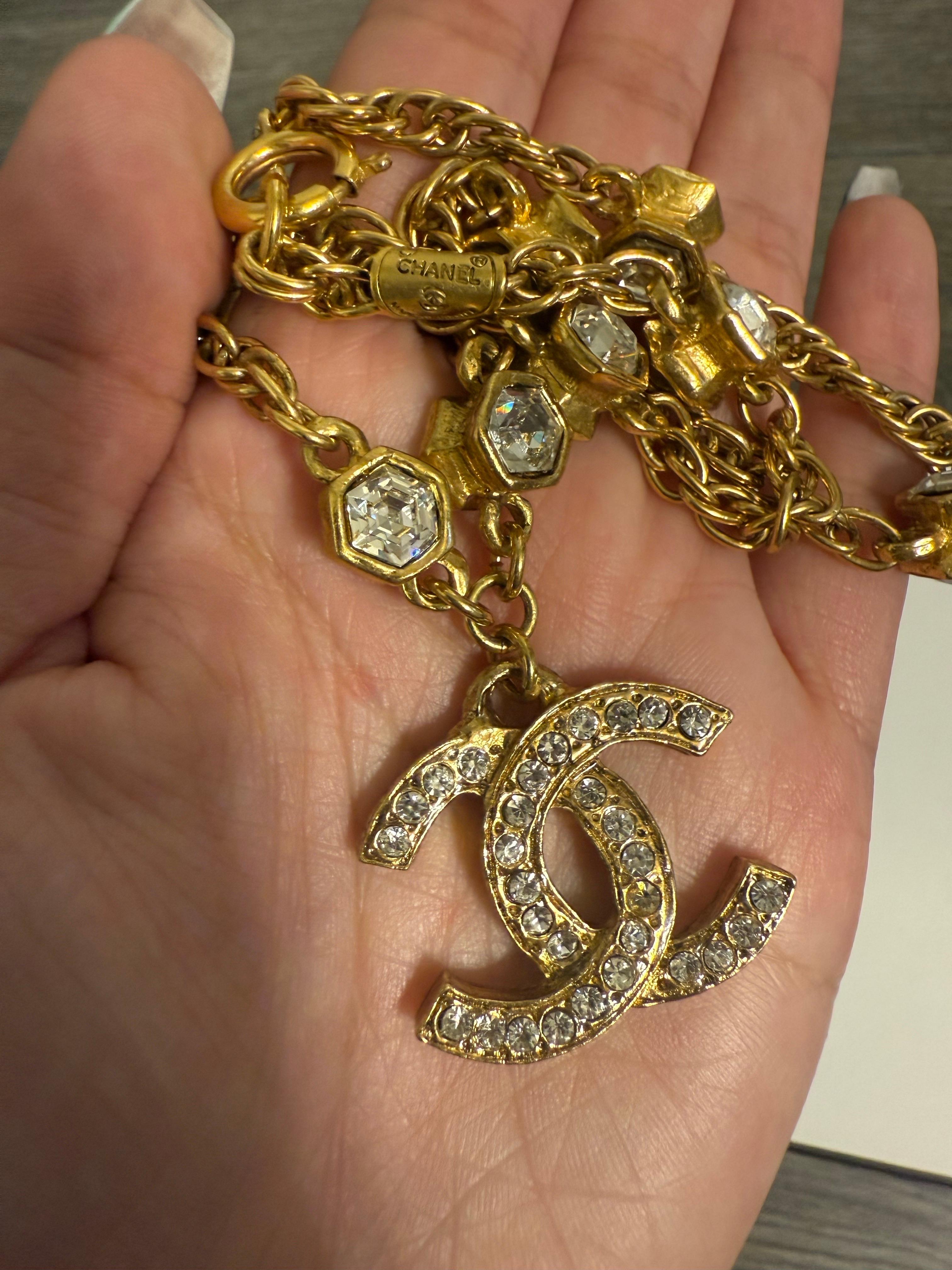 Collana Chanel Vintage con cristalli e catena d'oro in vendita 6