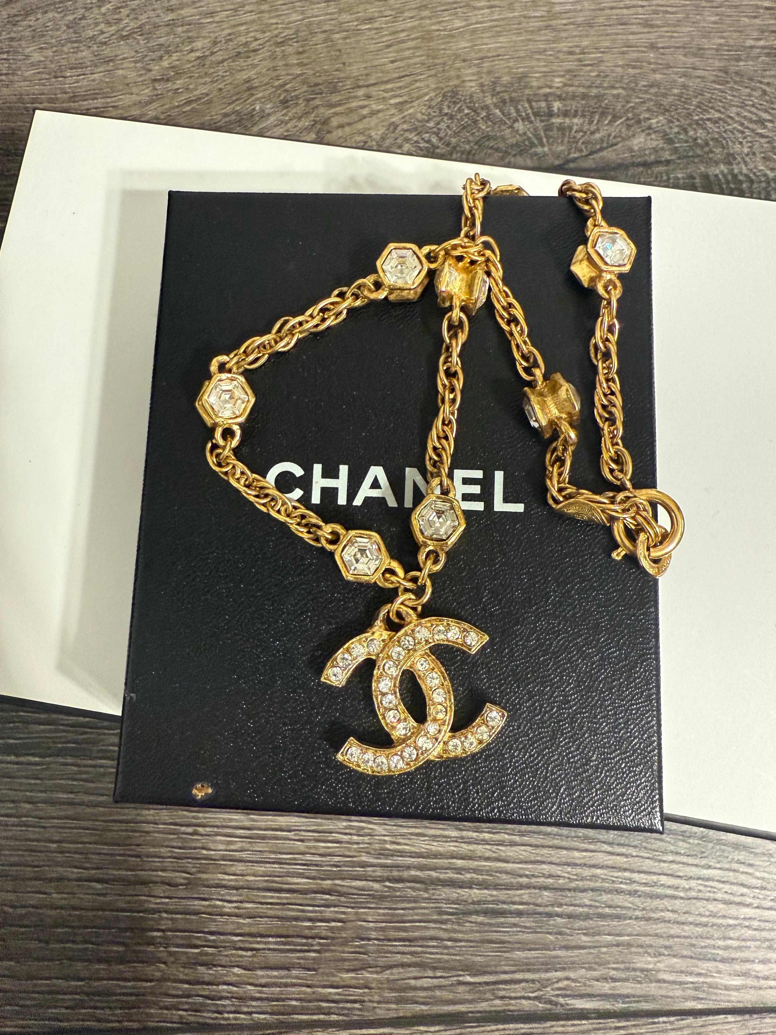Collana Chanel Vintage con cristalli e catena d'oro in vendita 7