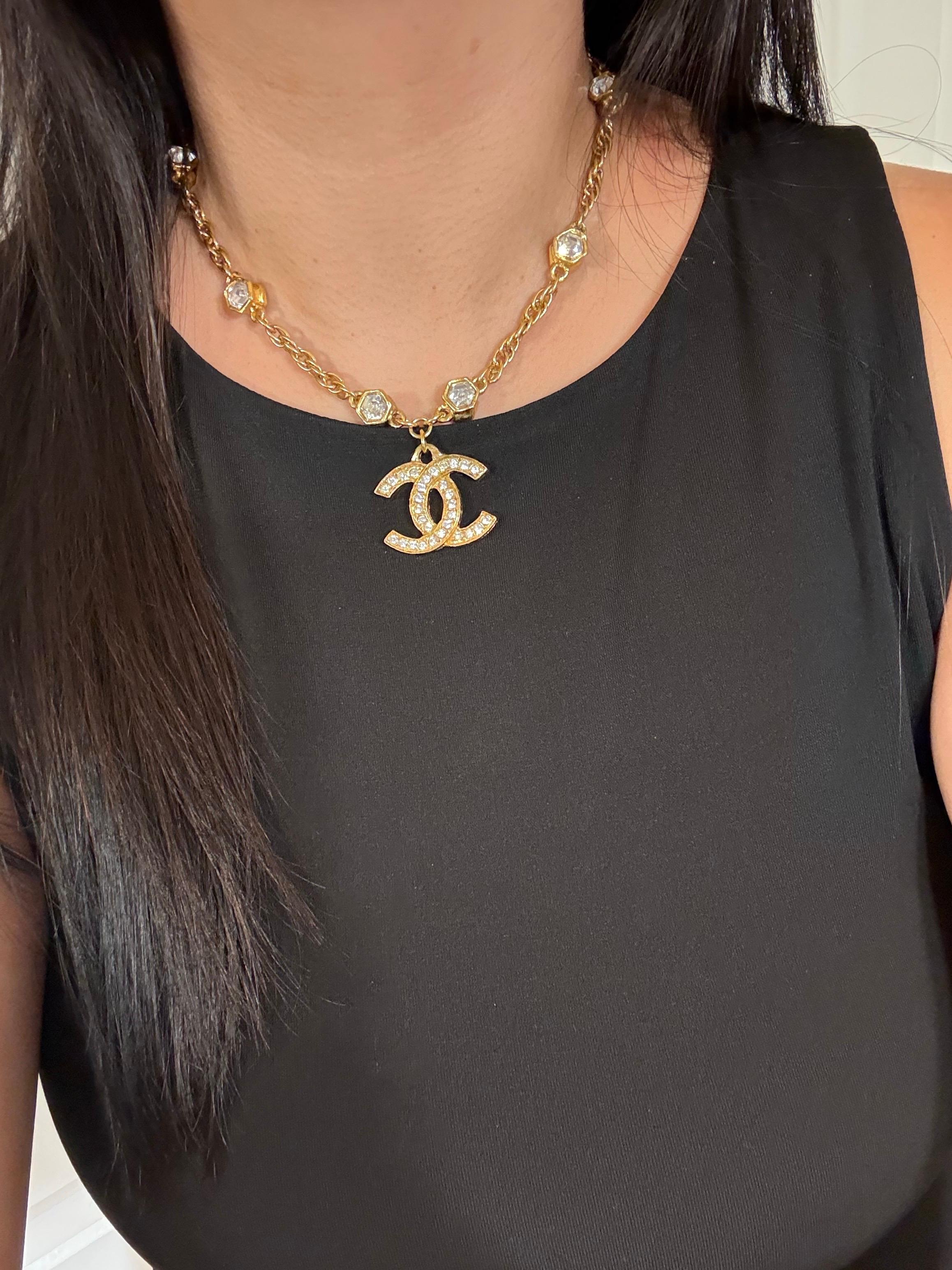 Collana Chanel Vintage con cristalli e catena d'oro In condizioni buone in vendita a Bellevue, WA