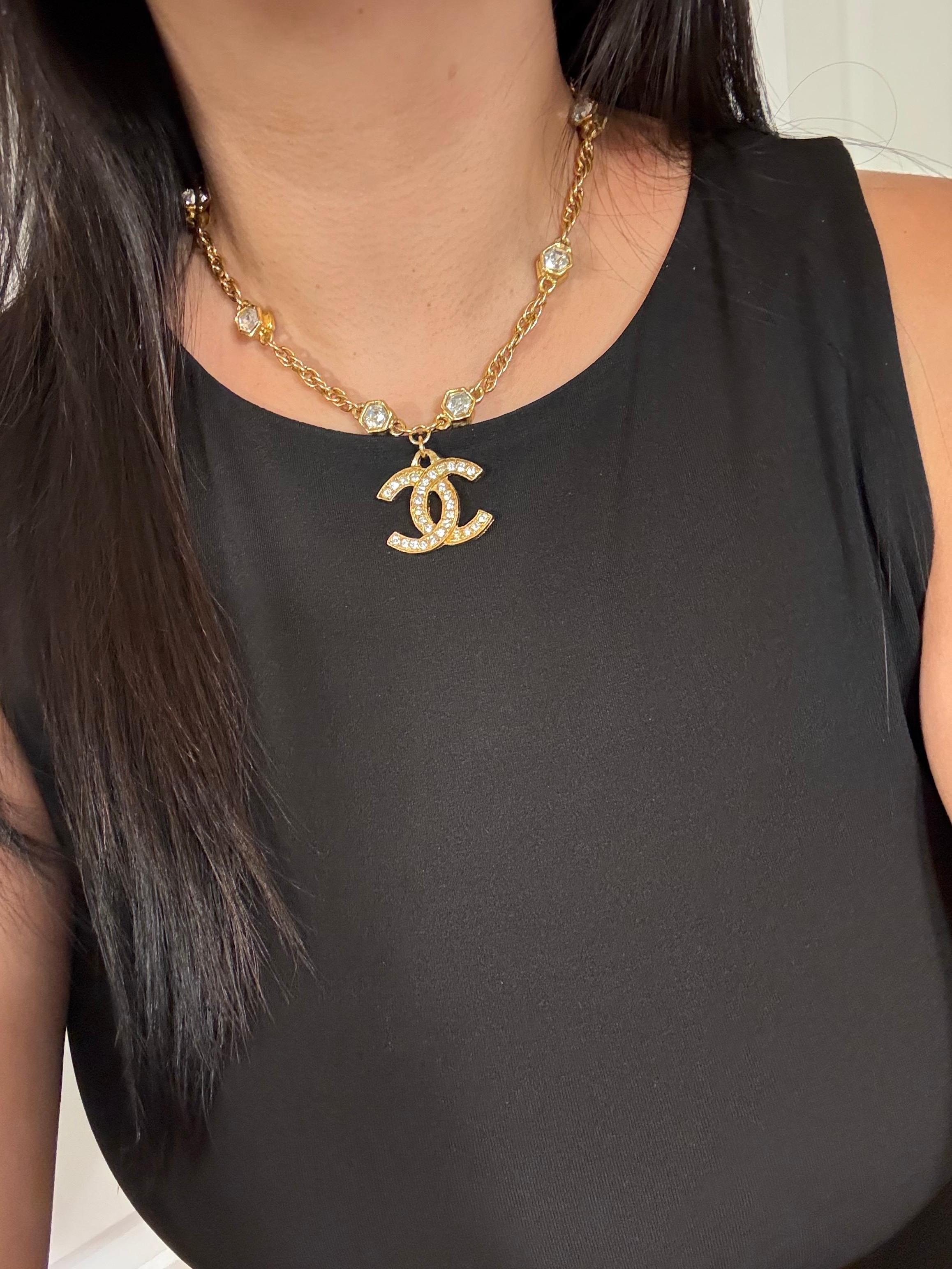 Collana Chanel Vintage con cristalli e catena d'oro in vendita 8