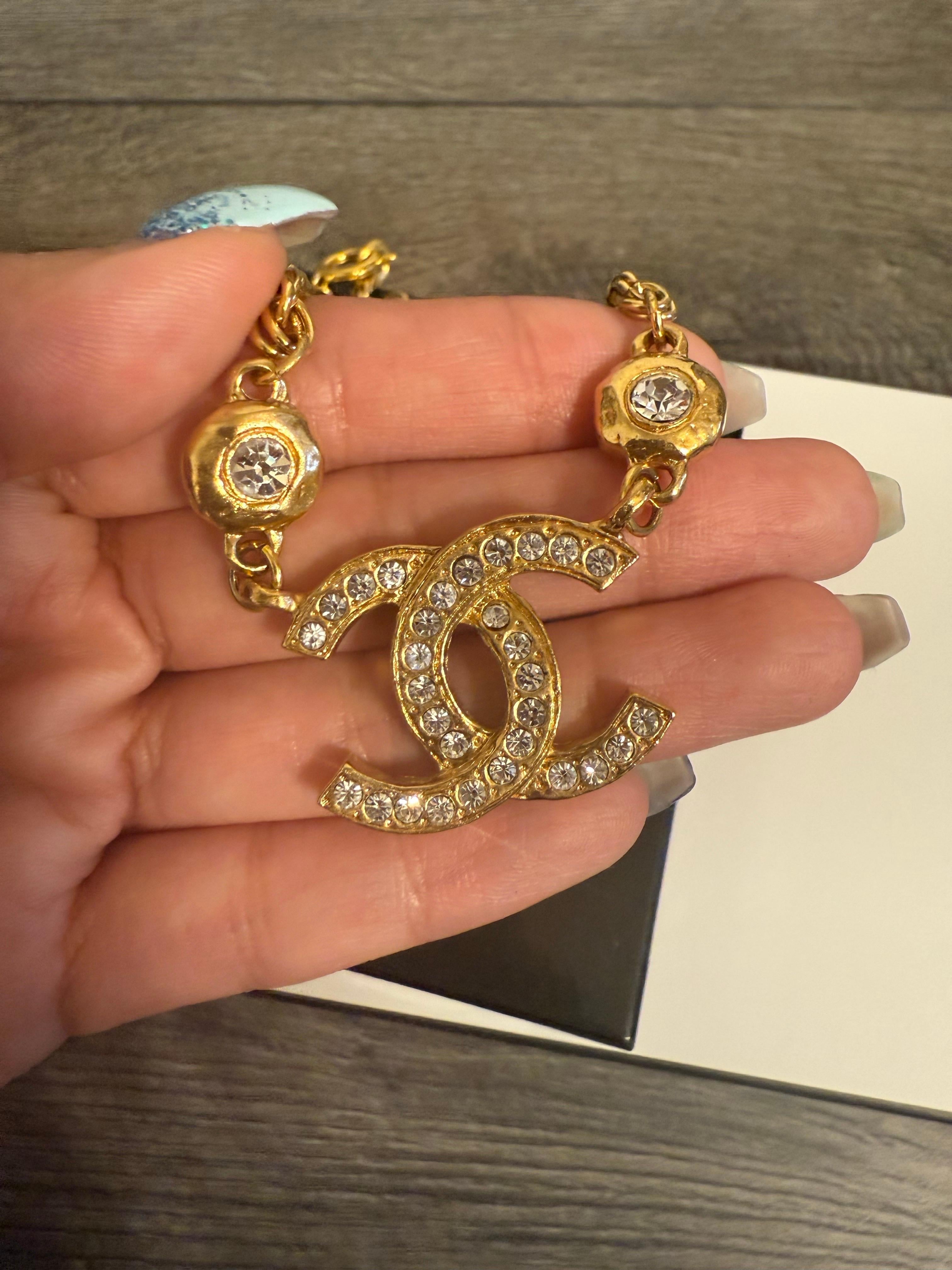 Collana Chanel Vintage con ciondolo CC in cristallo d'oro In condizioni buone in vendita a Bellevue, WA