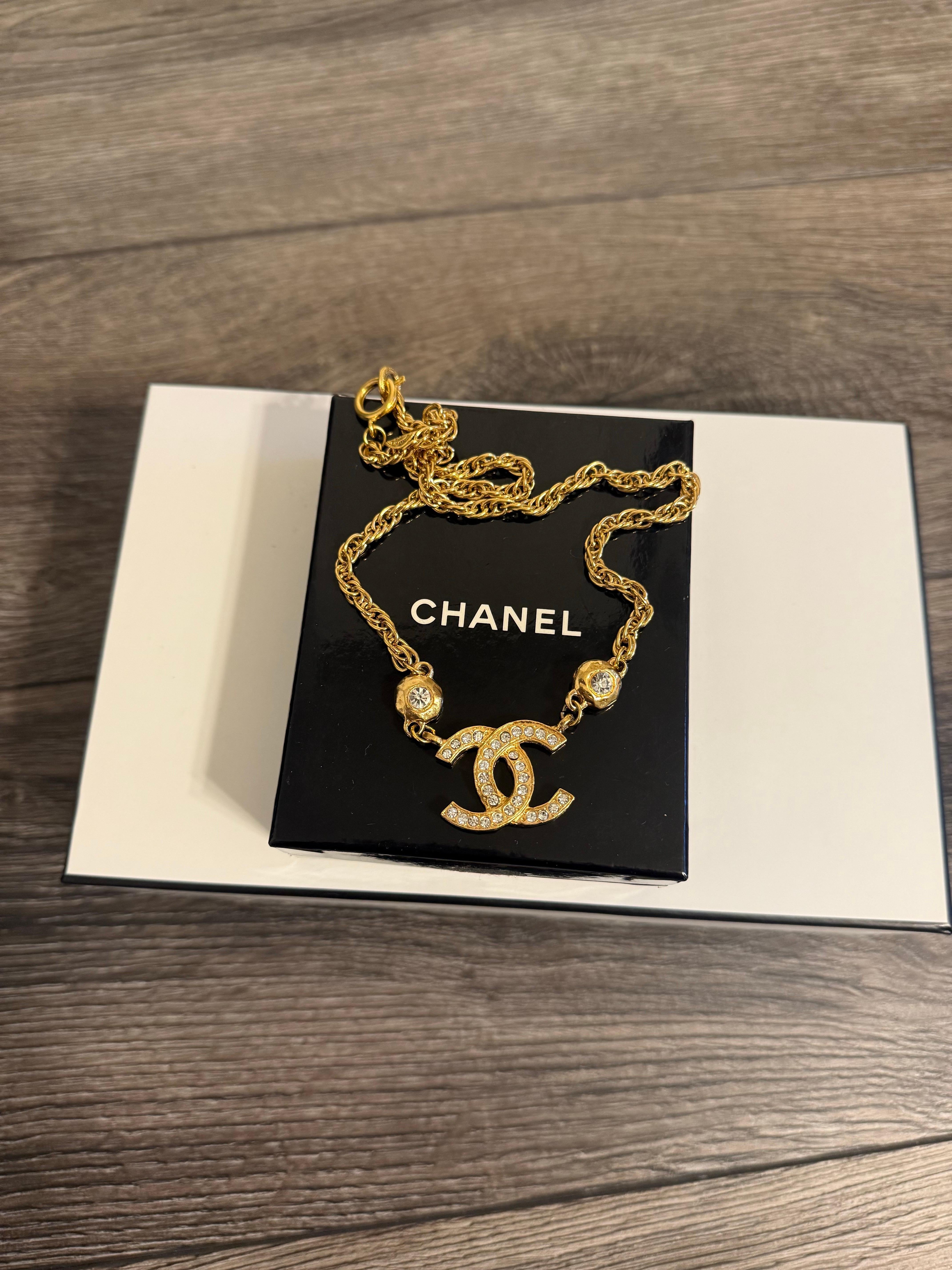 Bellissima collana CC vintage in oro e cristalli della casa Chanel
100% autentico
Prodotto in Francia
Placcato oro e strass
Le condizioni generali sono molto buone, a parte una leggera usura e alcuni graffi.
Viene fornito con scatola