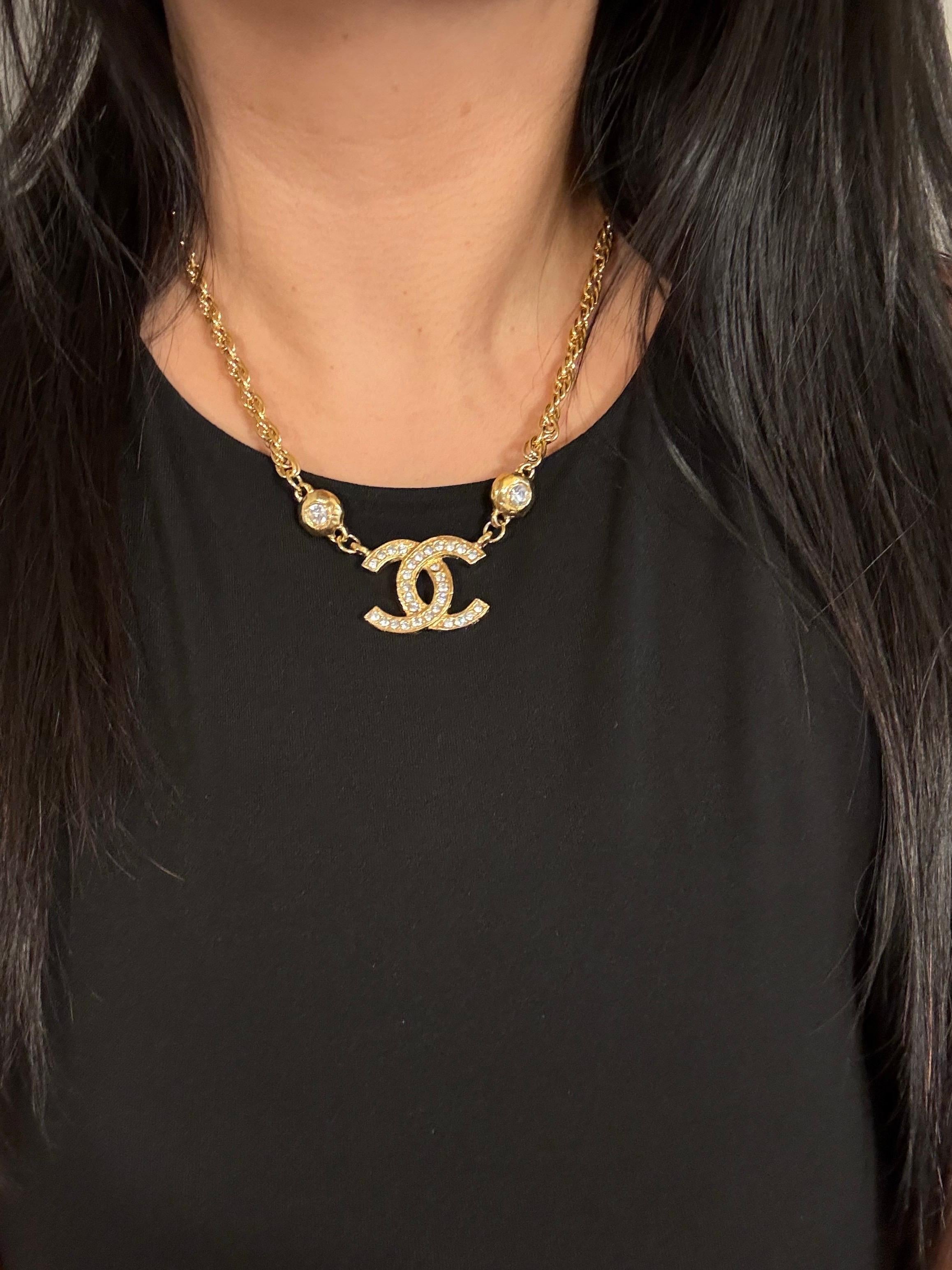 Collana Chanel Vintage con ciondolo CC in cristallo d'oro in vendita 9