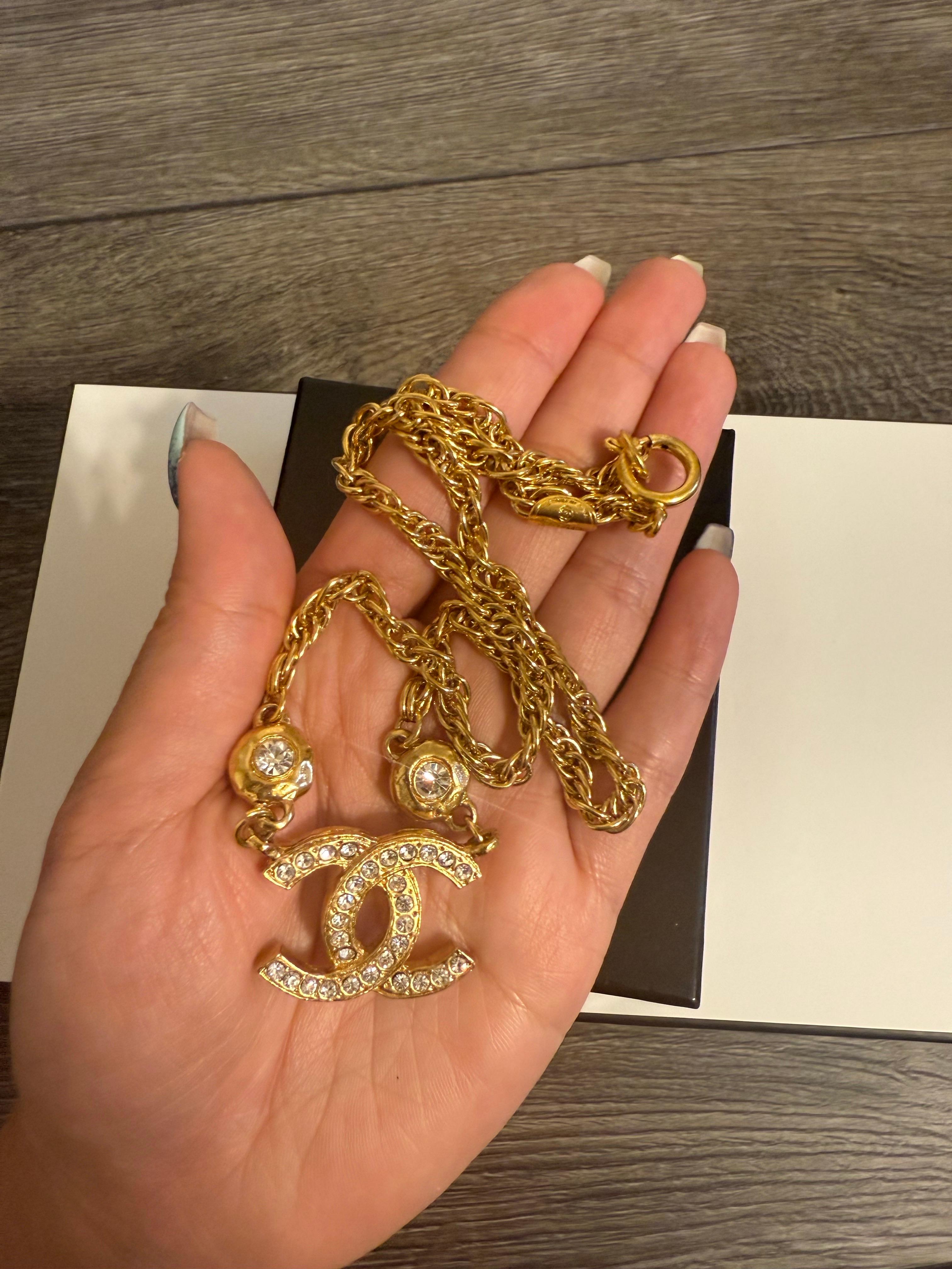 Collana Chanel Vintage con ciondolo CC in cristallo d'oro in vendita 4