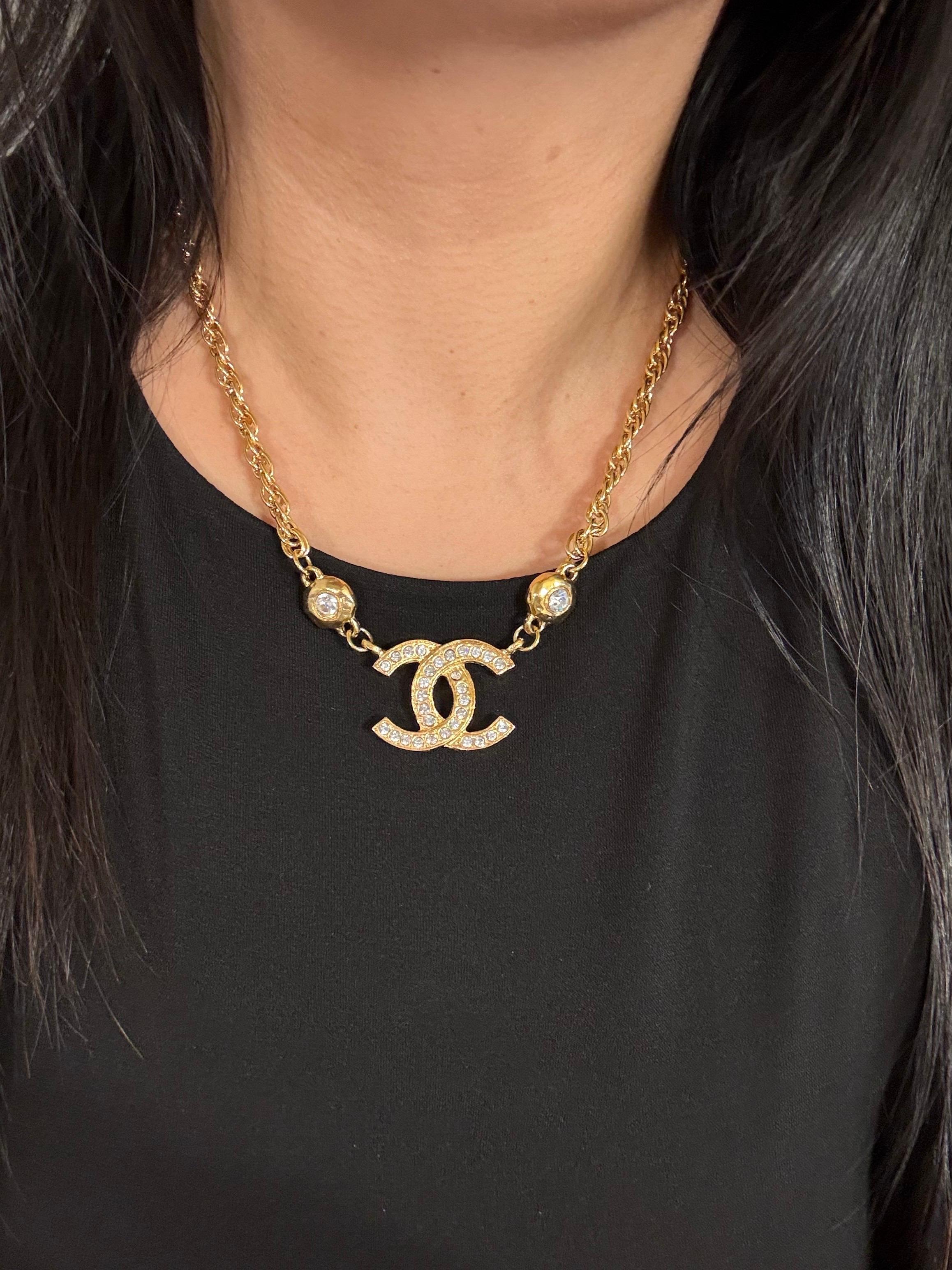 Collana Chanel Vintage con ciondolo CC in cristallo d'oro in vendita 6