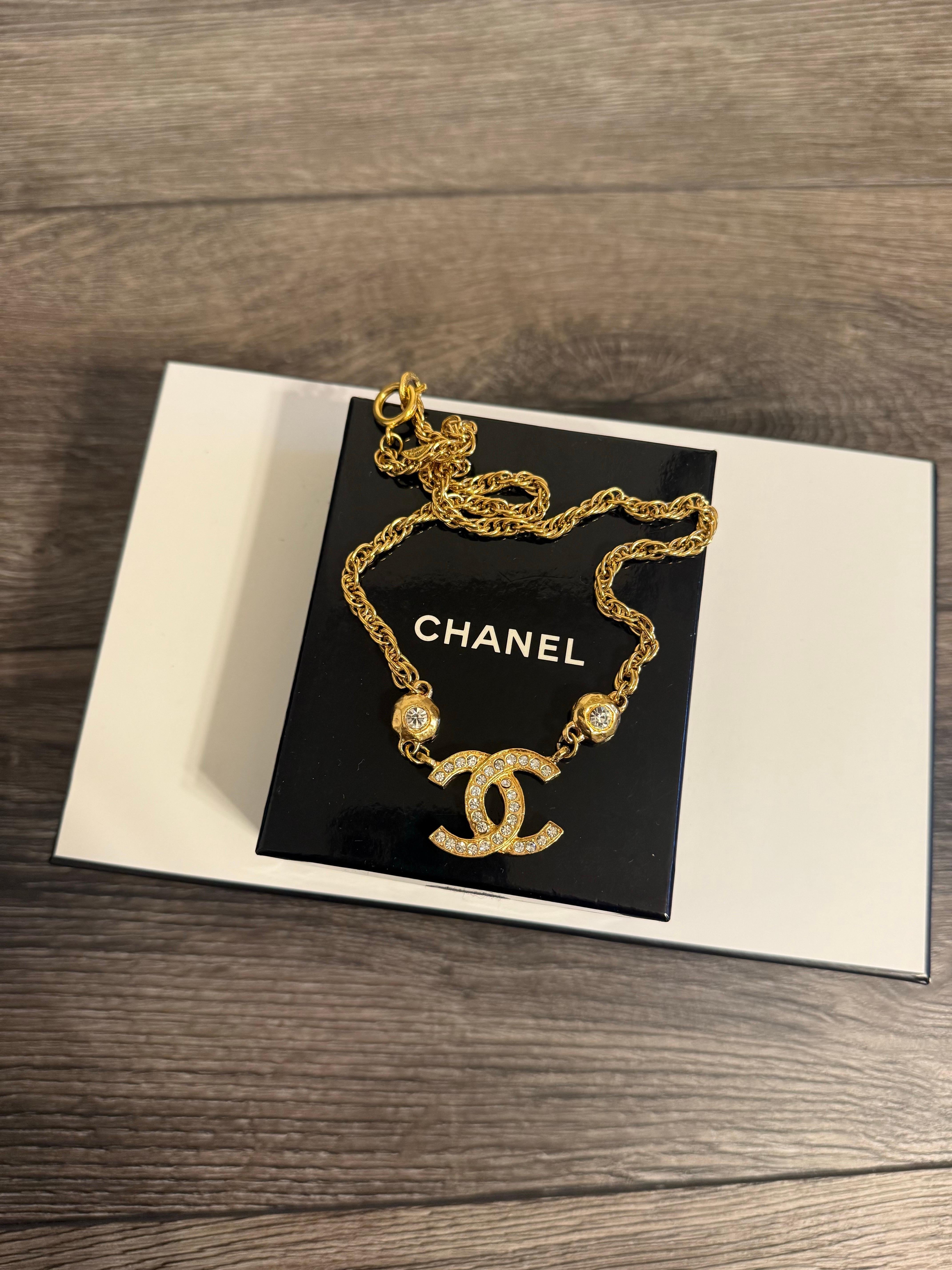 Collana Chanel Vintage con ciondolo CC in cristallo d'oro in vendita 7