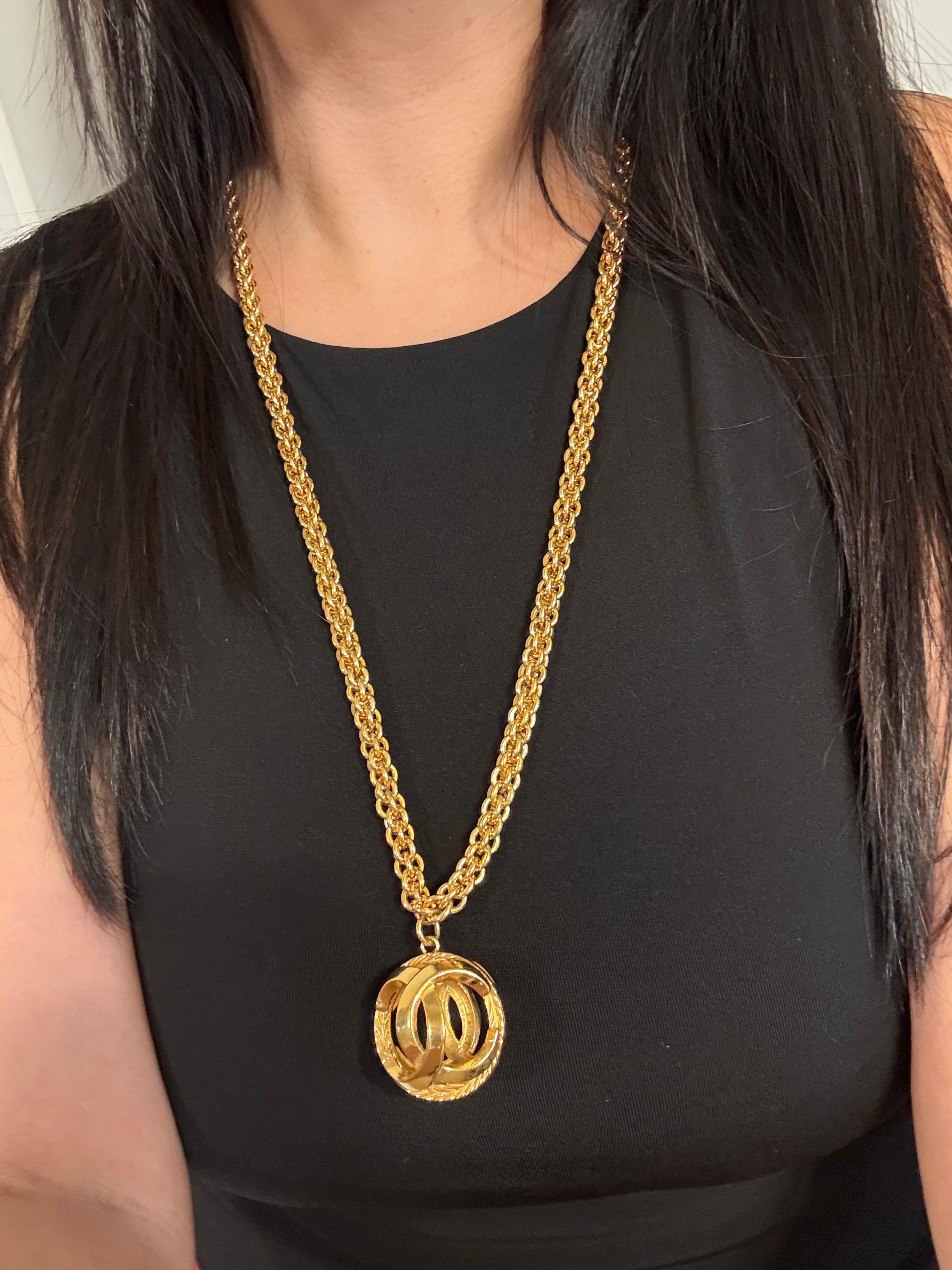 da uomo o donna Collana a catena con ciondolo a sfera Chanel Vintage Gold CC in vendita