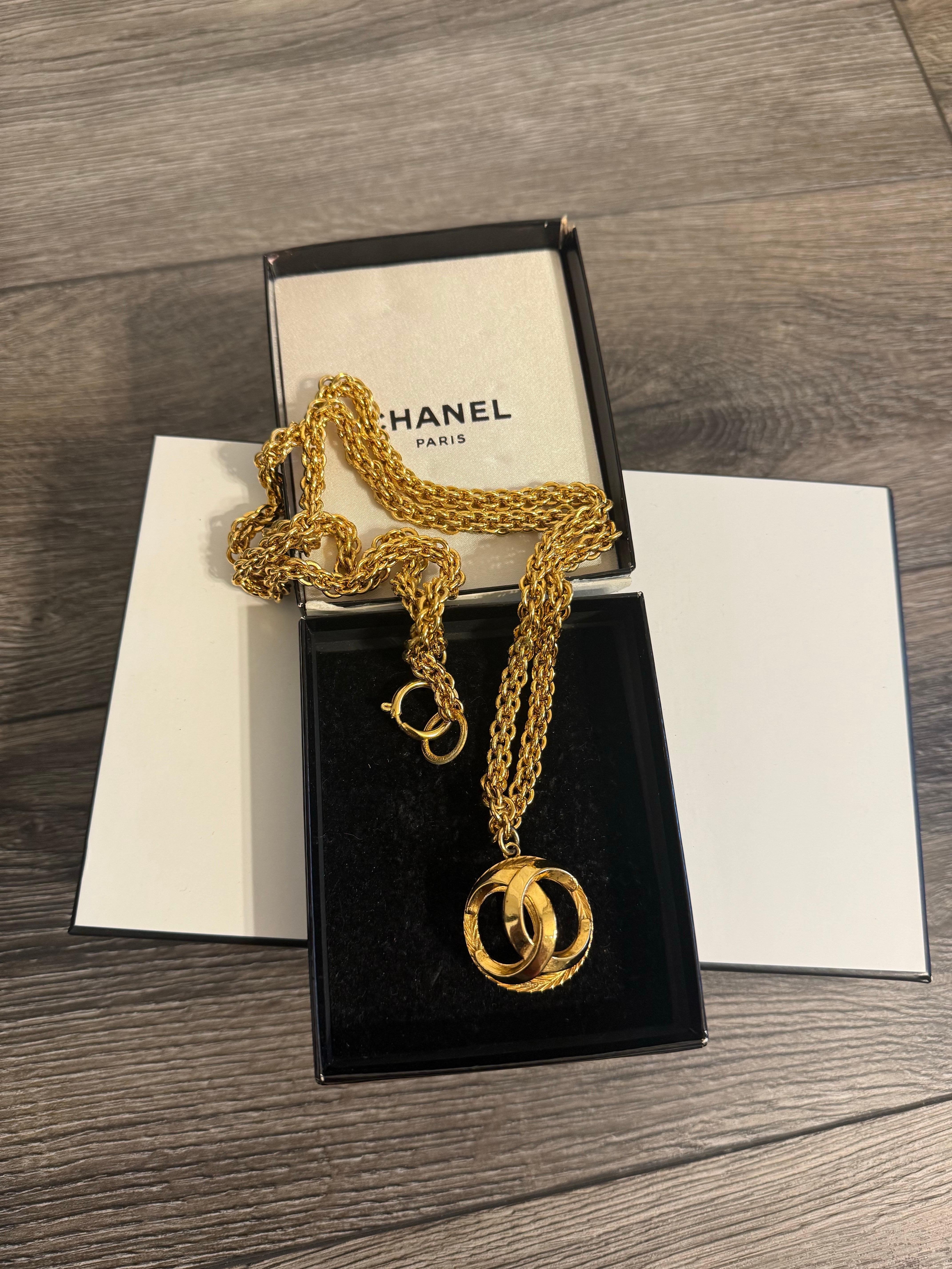 Splendido ciondolo a sfera CC vintage della maison Chanel
100% autentico
Prodotto in Francia
Placcato oro
Condizioni generali molto buone, a parte leggeri graffi e usura.
Misure approssimative: Lunghezza massima: 36,5