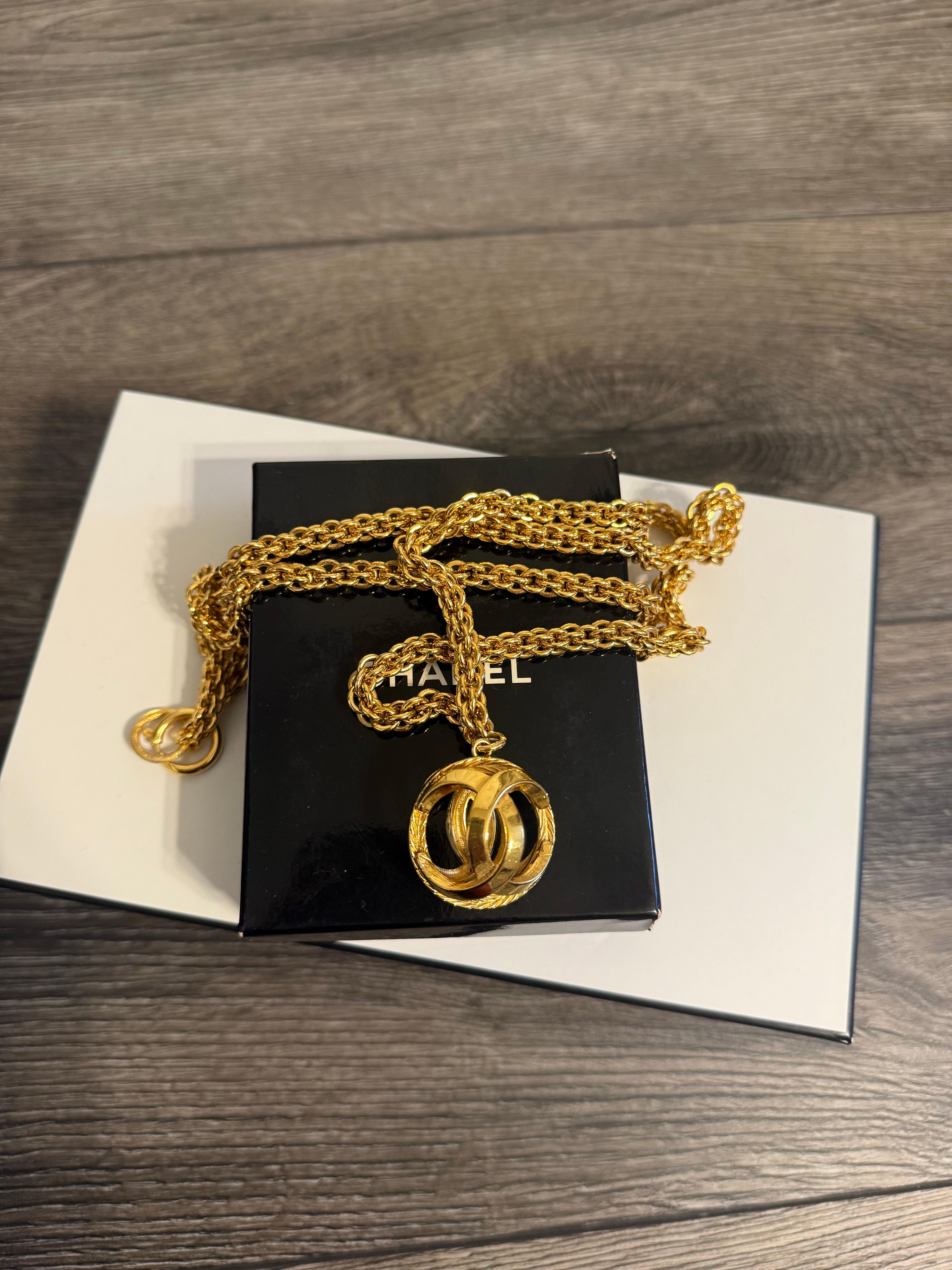 Collana a catena con ciondolo a sfera Chanel Vintage Gold CC in vendita 2