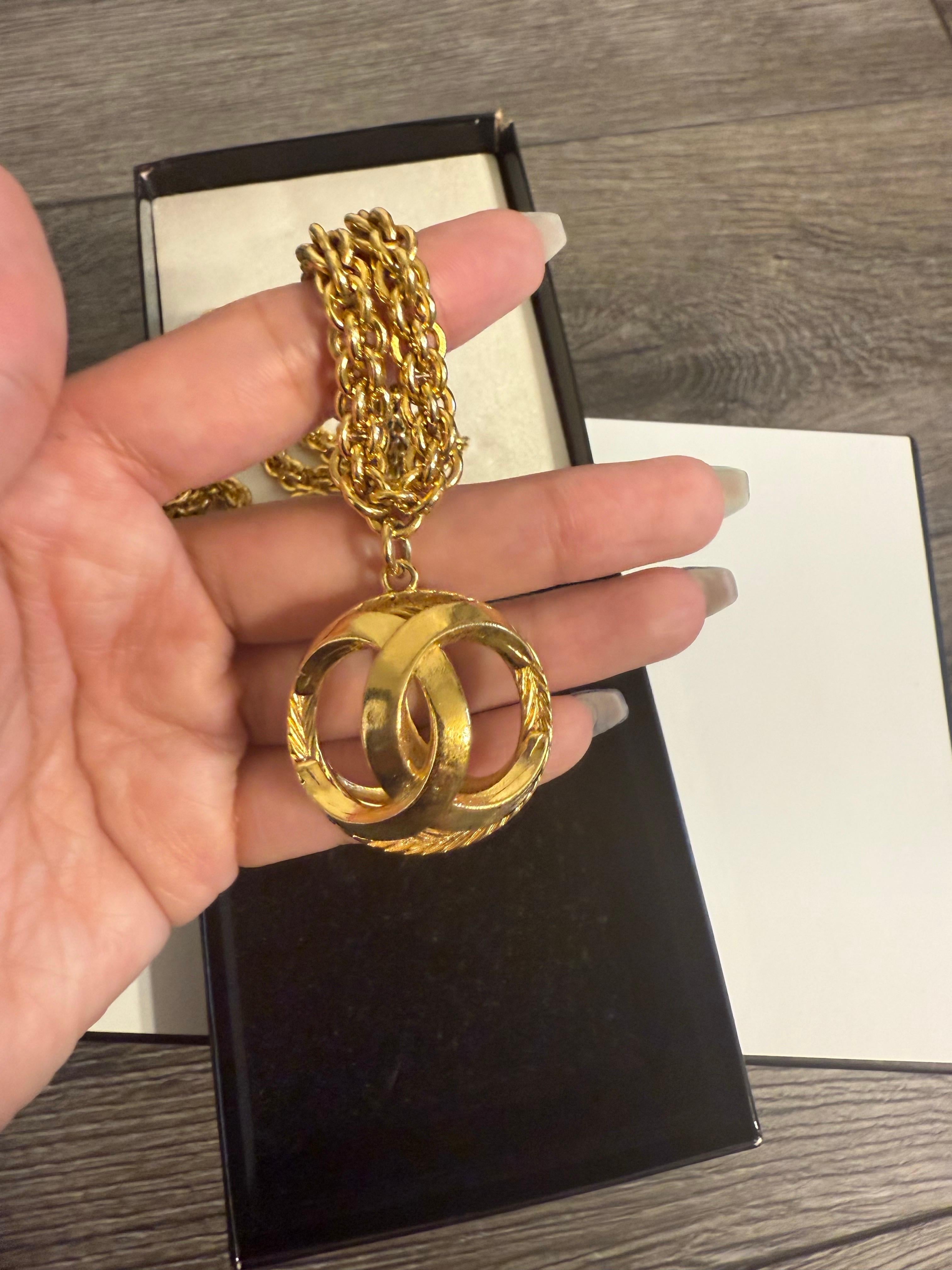Collana a catena con ciondolo a sfera Chanel Vintage Gold CC in vendita 3