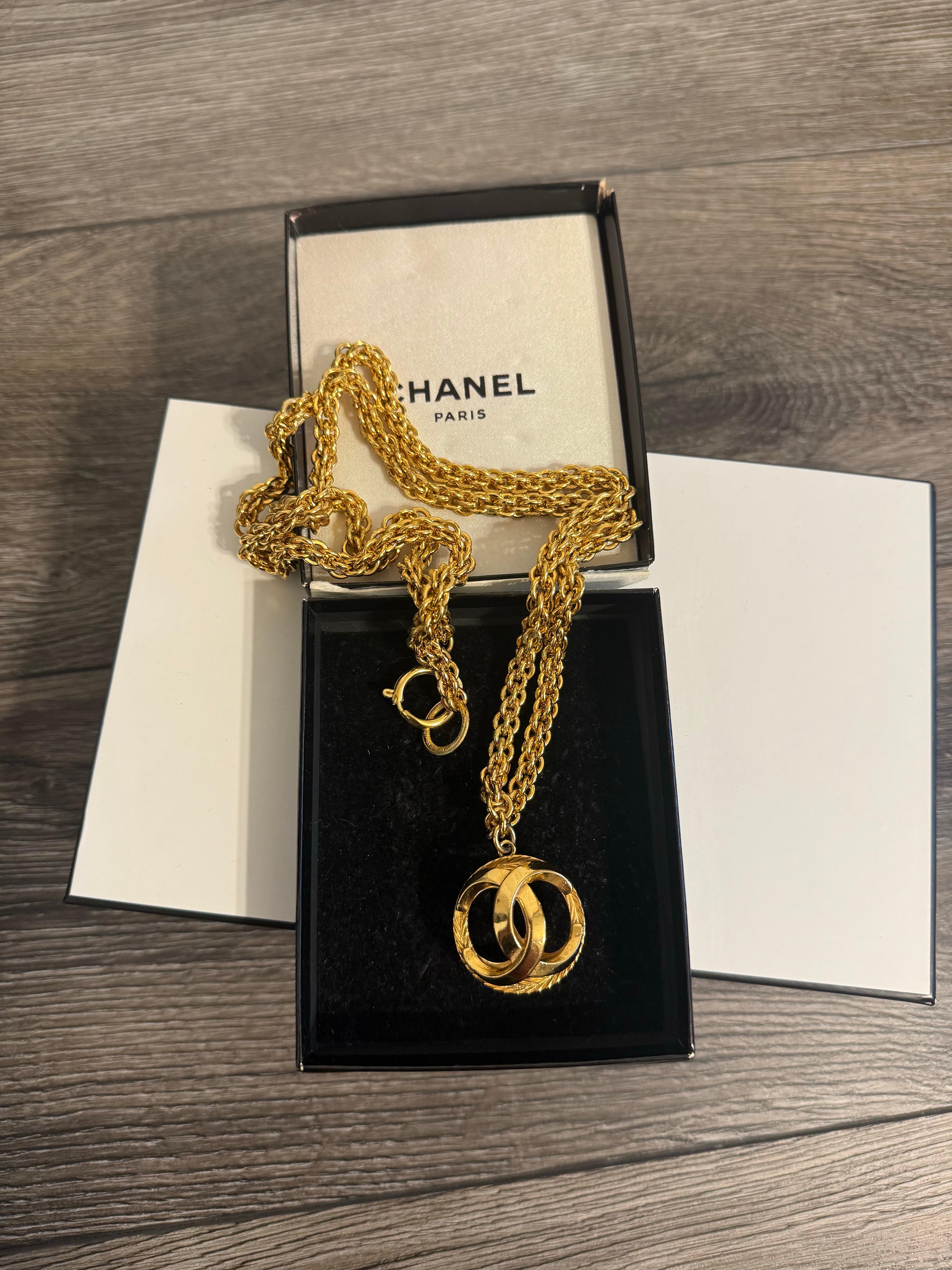 Collana a catena con ciondolo a sfera Chanel Vintage Gold CC in vendita 6