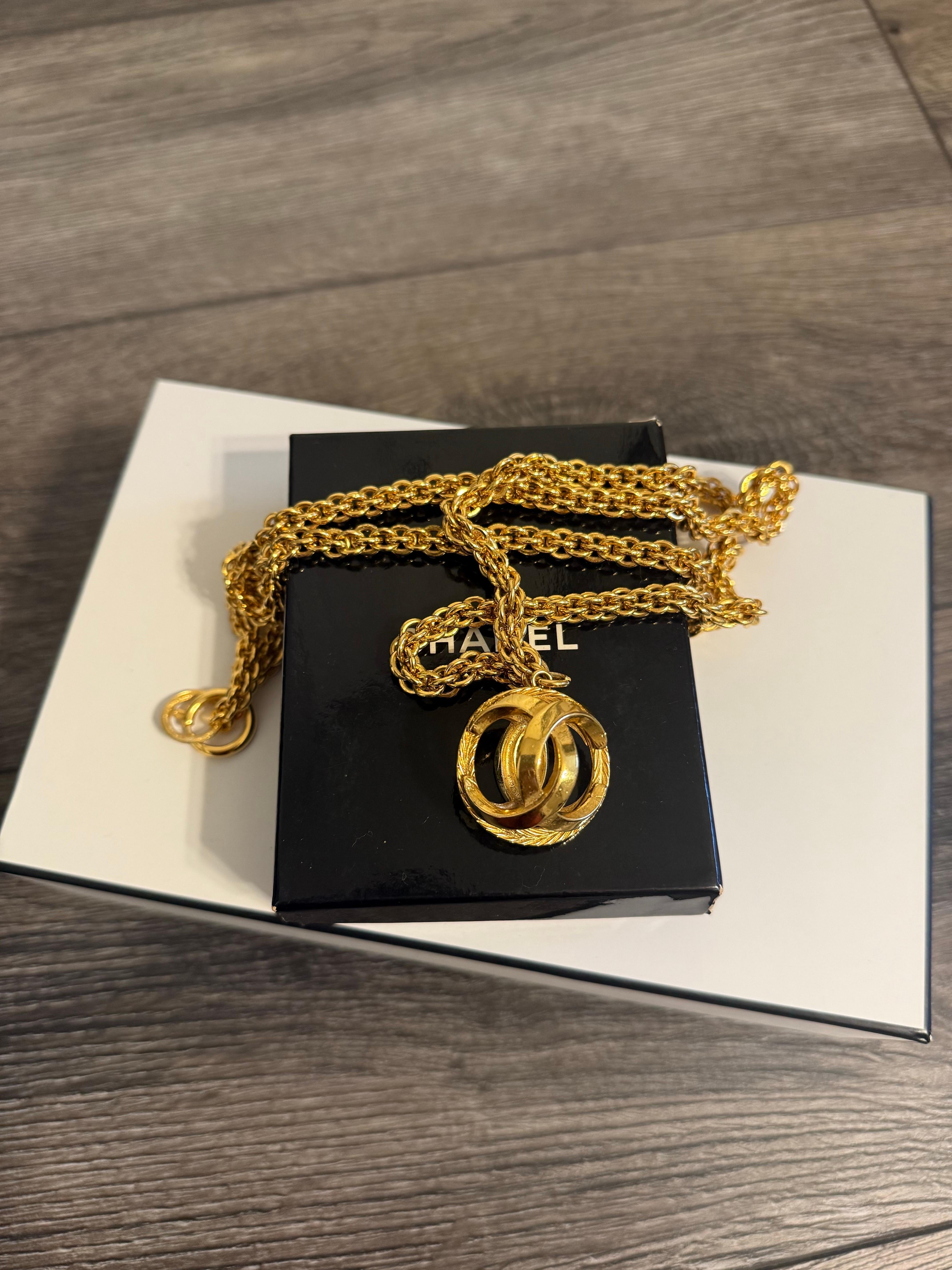 Collana a catena con ciondolo a sfera Chanel Vintage Gold CC in vendita 7