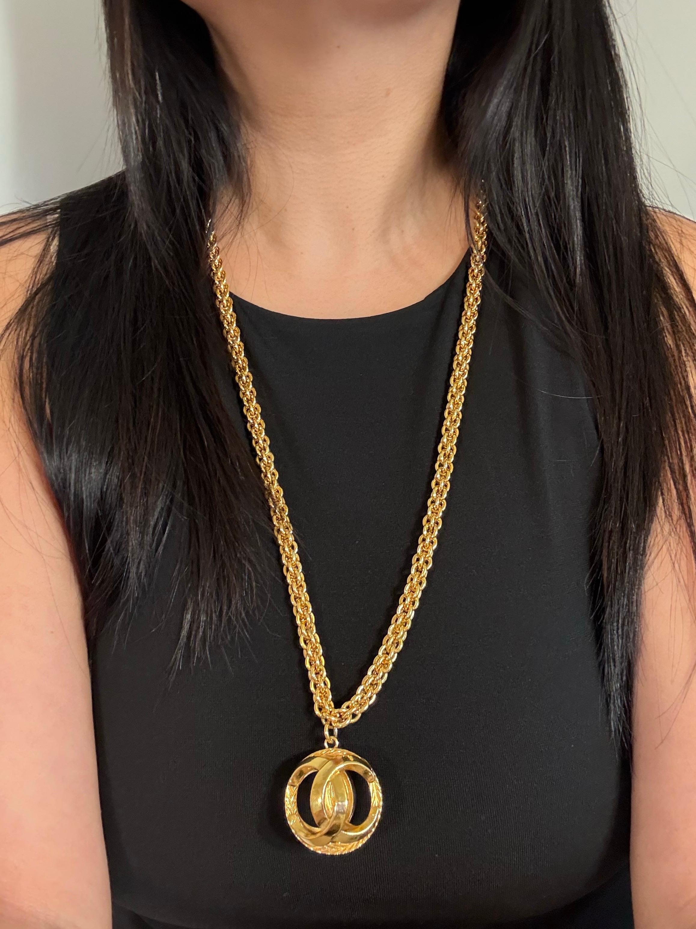 Collana a catena con ciondolo a sfera Chanel Vintage Gold CC in vendita 8