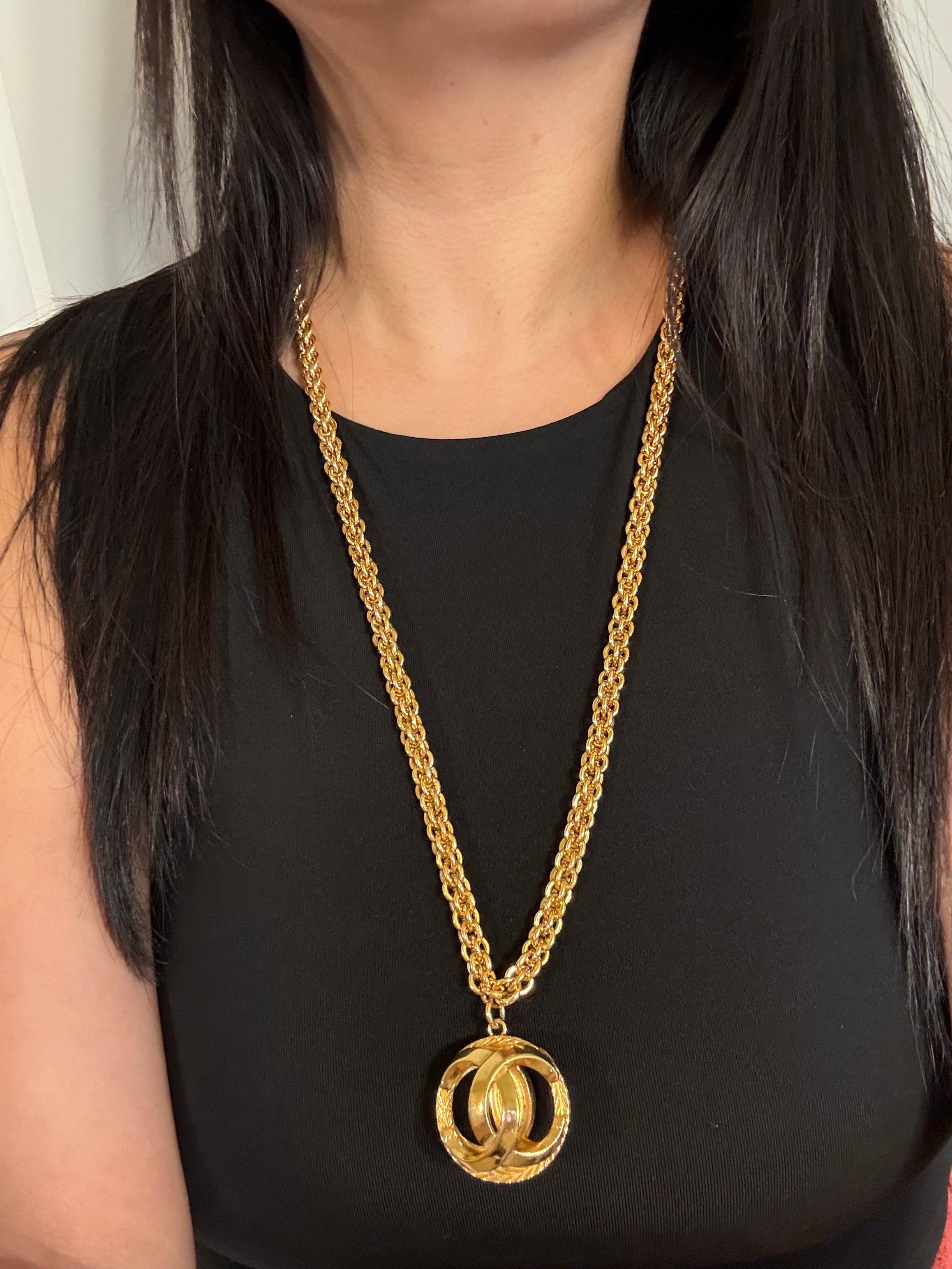 Collana a catena con ciondolo a sfera Chanel Vintage Gold CC In condizioni buone in vendita a Bellevue, WA