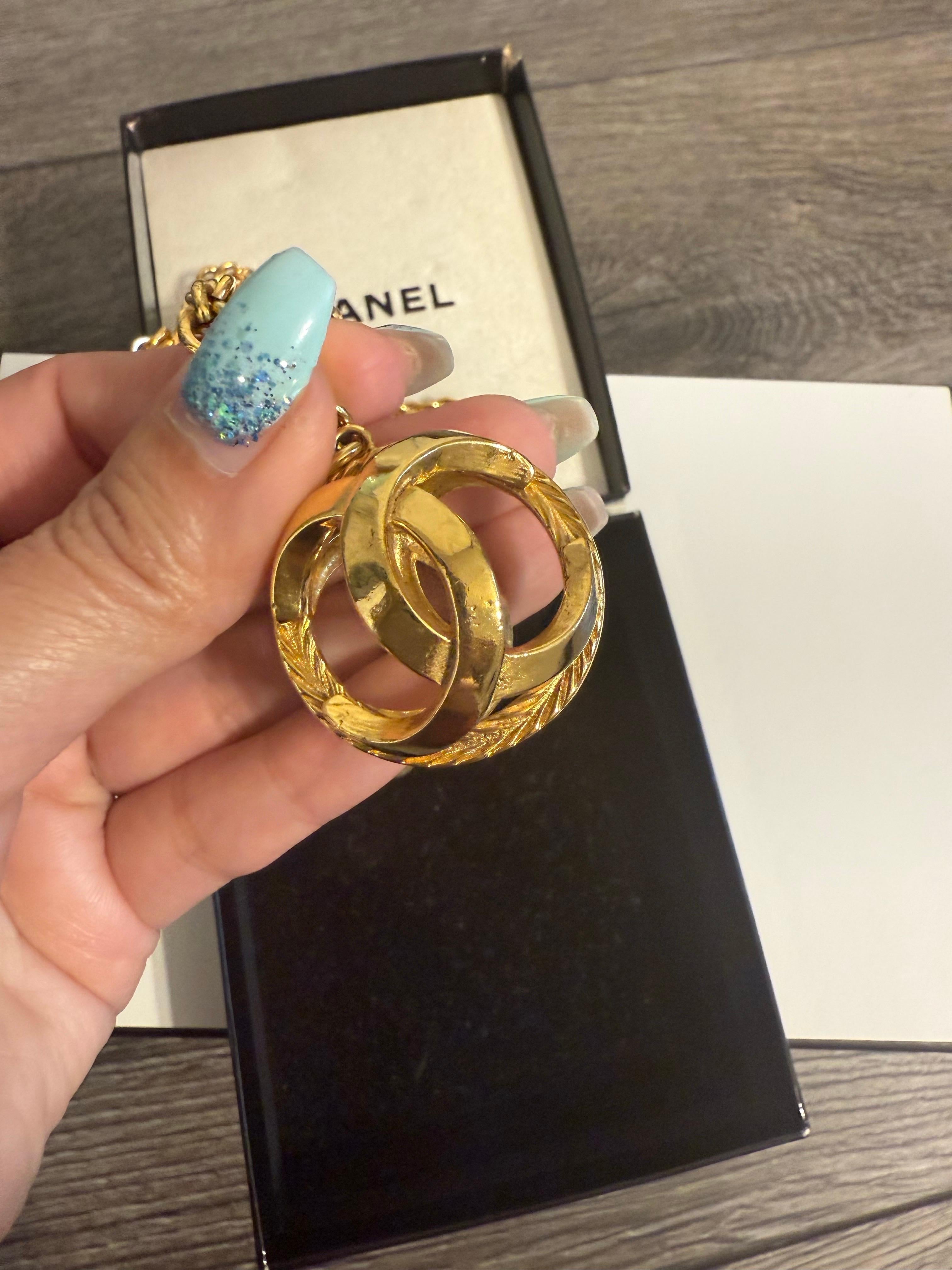 Collana a catena con ciondolo a sfera Chanel Vintage Gold CC in vendita 1