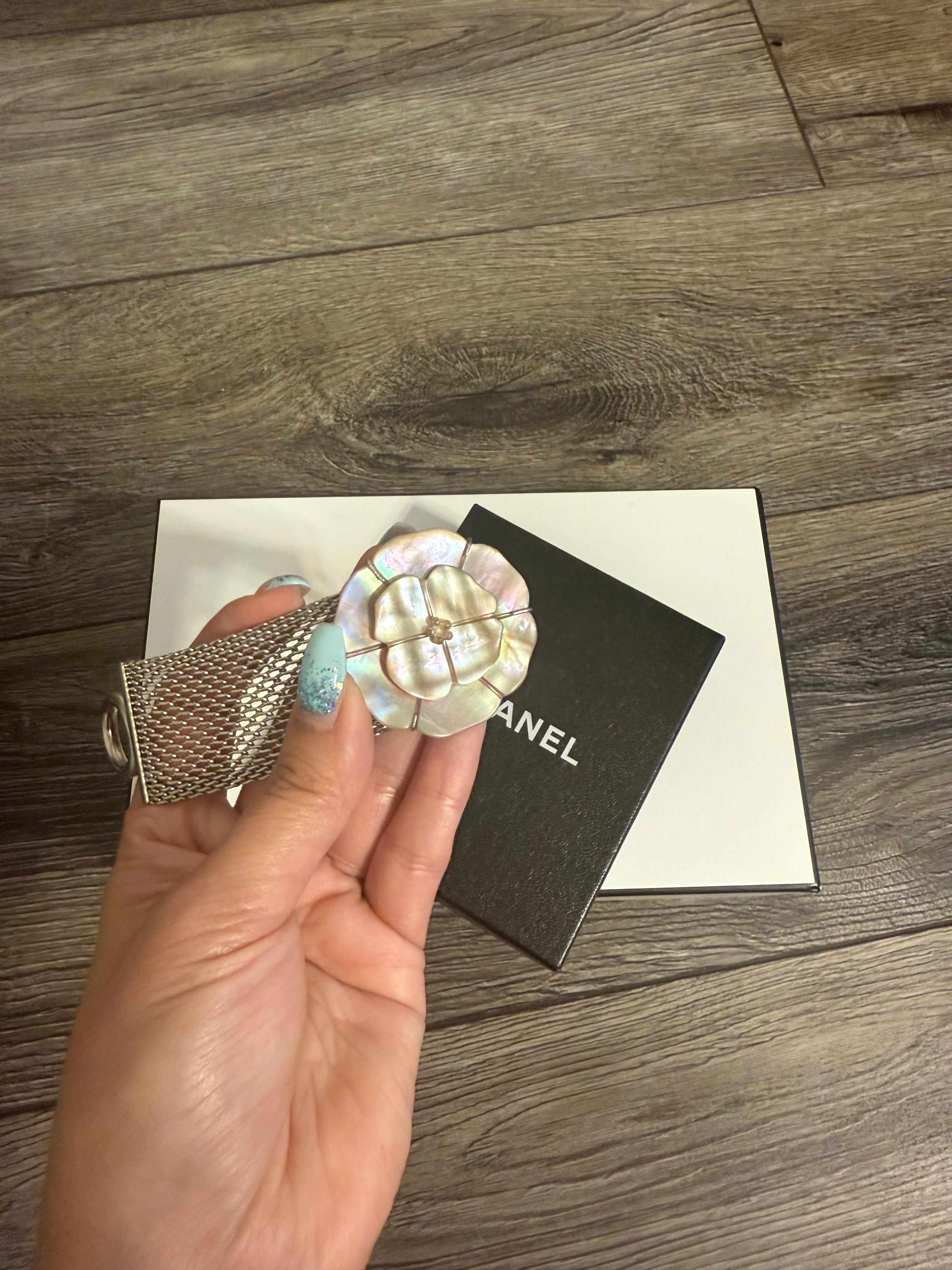 Bracciale CHANEL Vintage in argento con camelia e madreperla in vendita 2