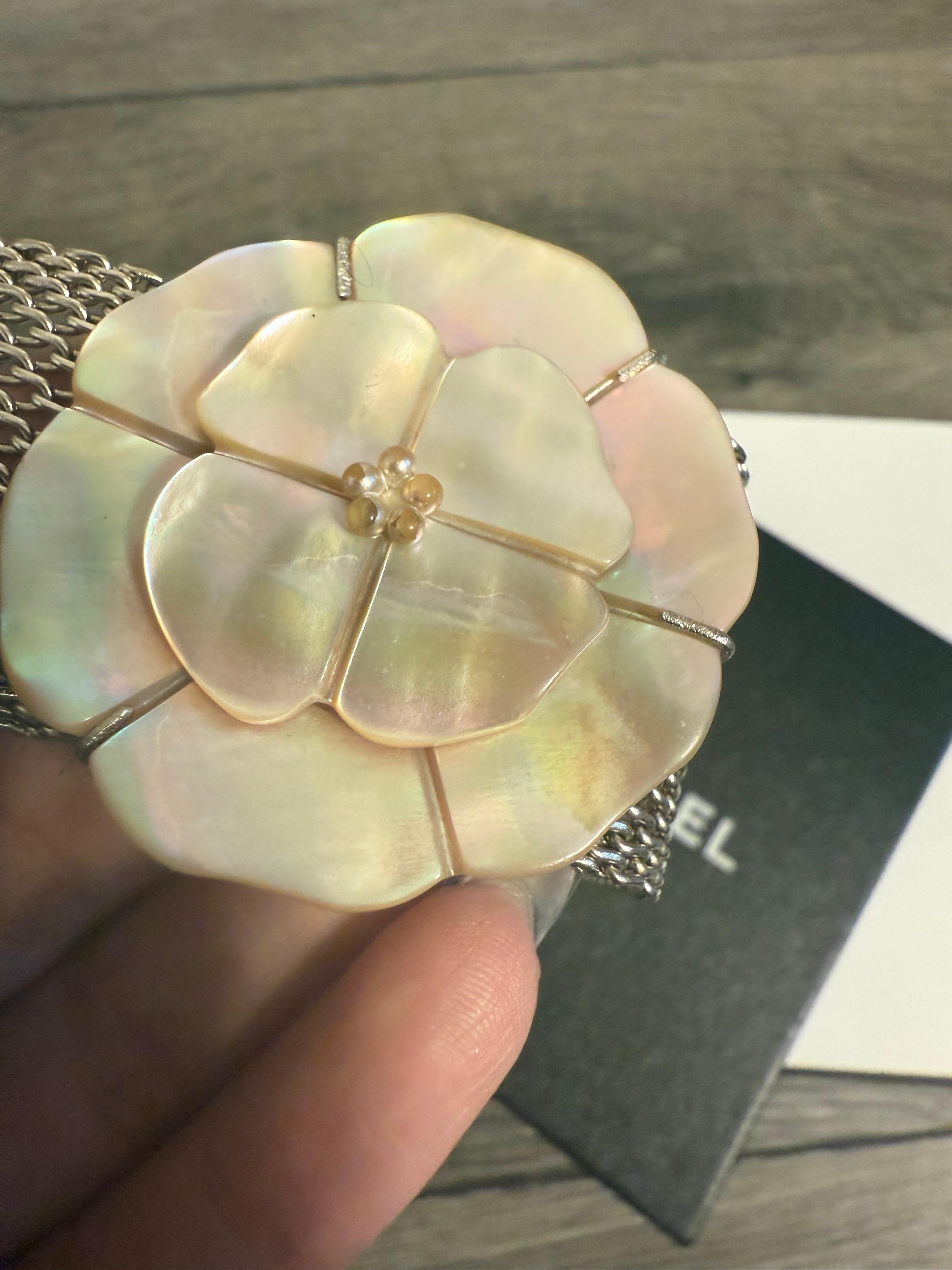 Bracciale CHANEL Vintage in argento con camelia e madreperla in vendita 3