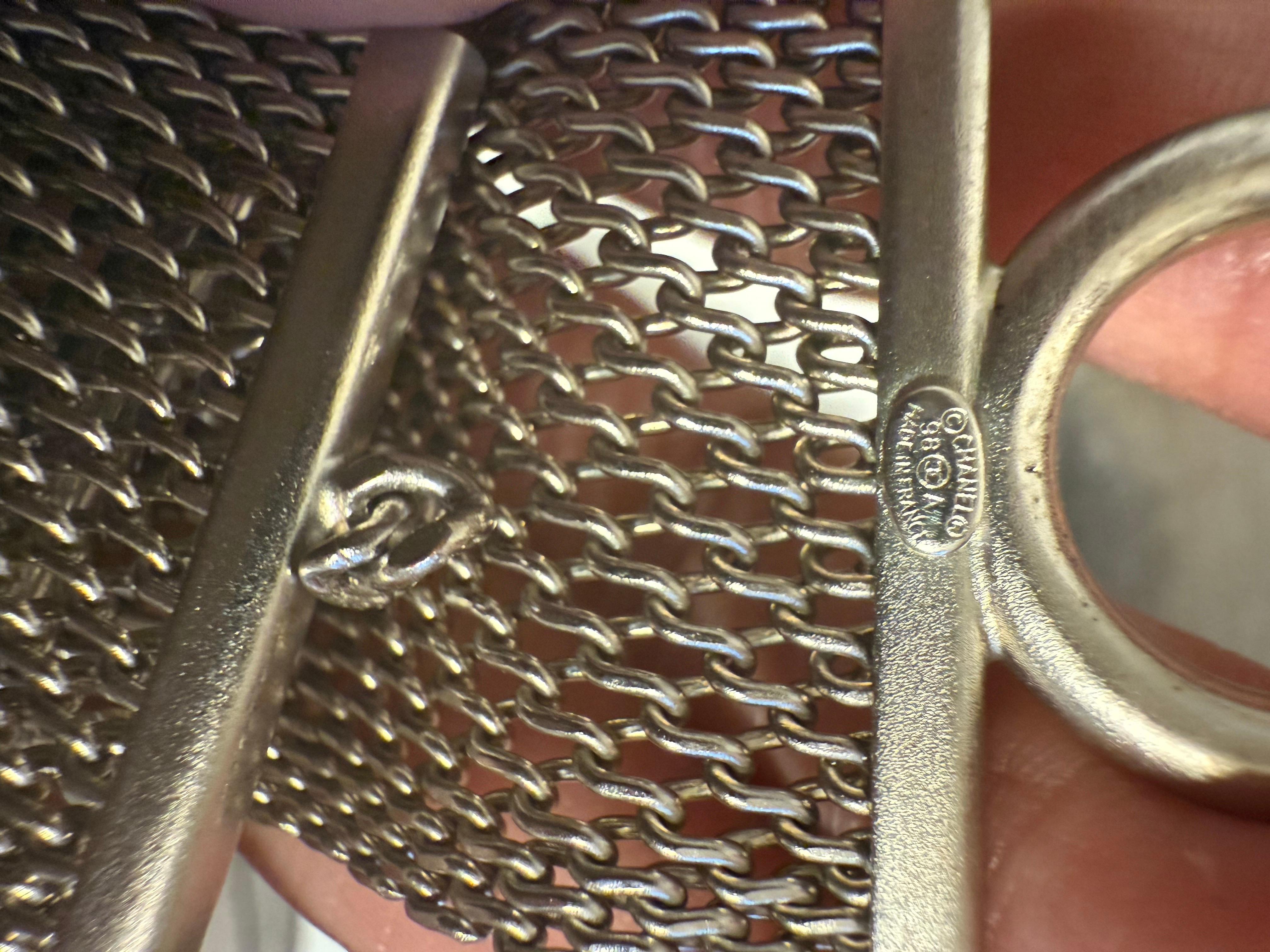 Bracciale CHANEL Vintage in argento con camelia e madreperla in vendita 4