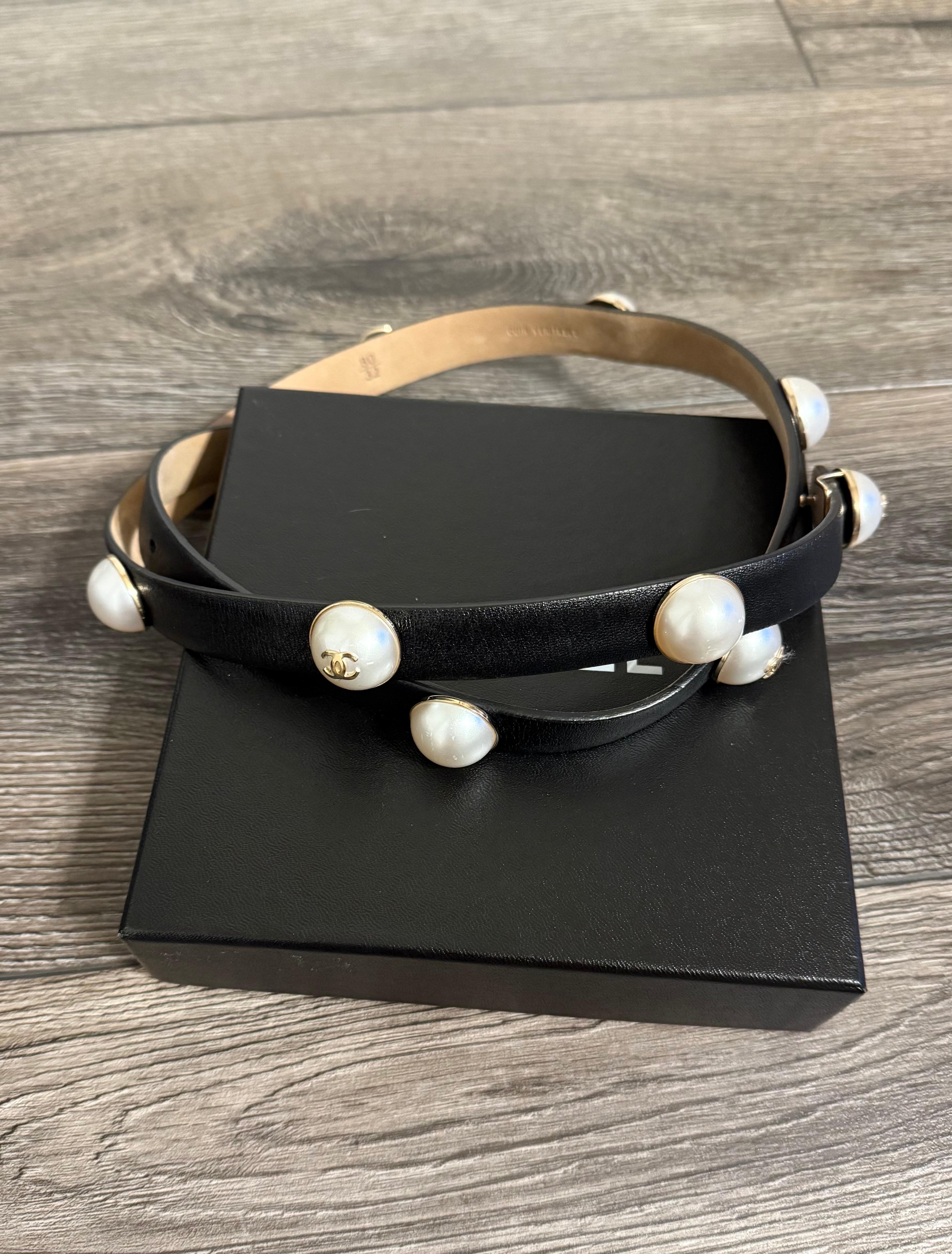 Elegante cintura Chanel realizzata in pelle nera, con cupole di perle finte e cupole di perle finte alternate a un abbellimento CC in oro chiaro.
100% autentico
Collezione 2014
Taglia 80 / 32
Prodotto in Italia
Pelle nera, borchie e finte