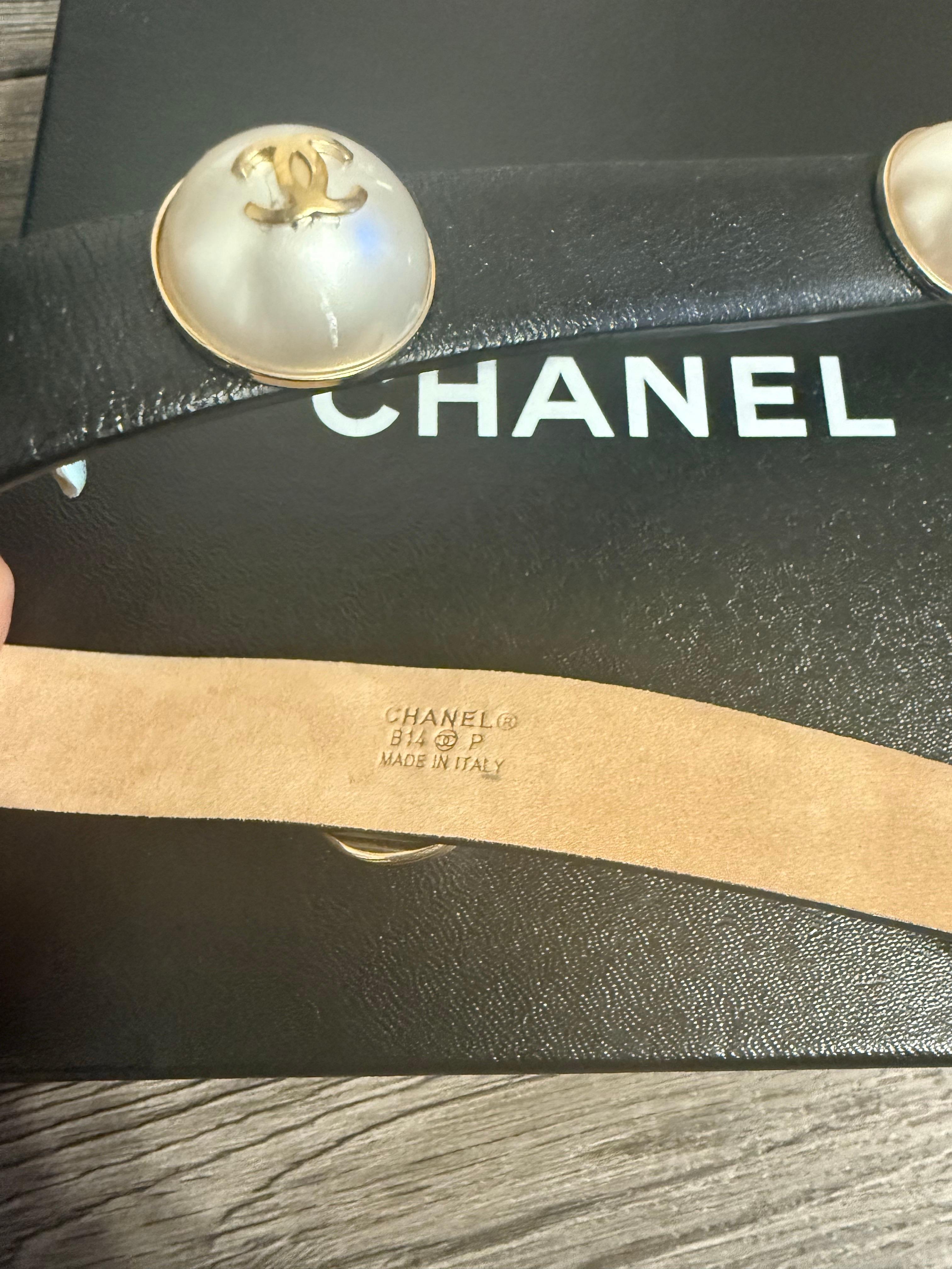 da uomo o donna Cintura Chanel in pelle di vitello nera con accenti di finta perla CC - 80/32 in vendita