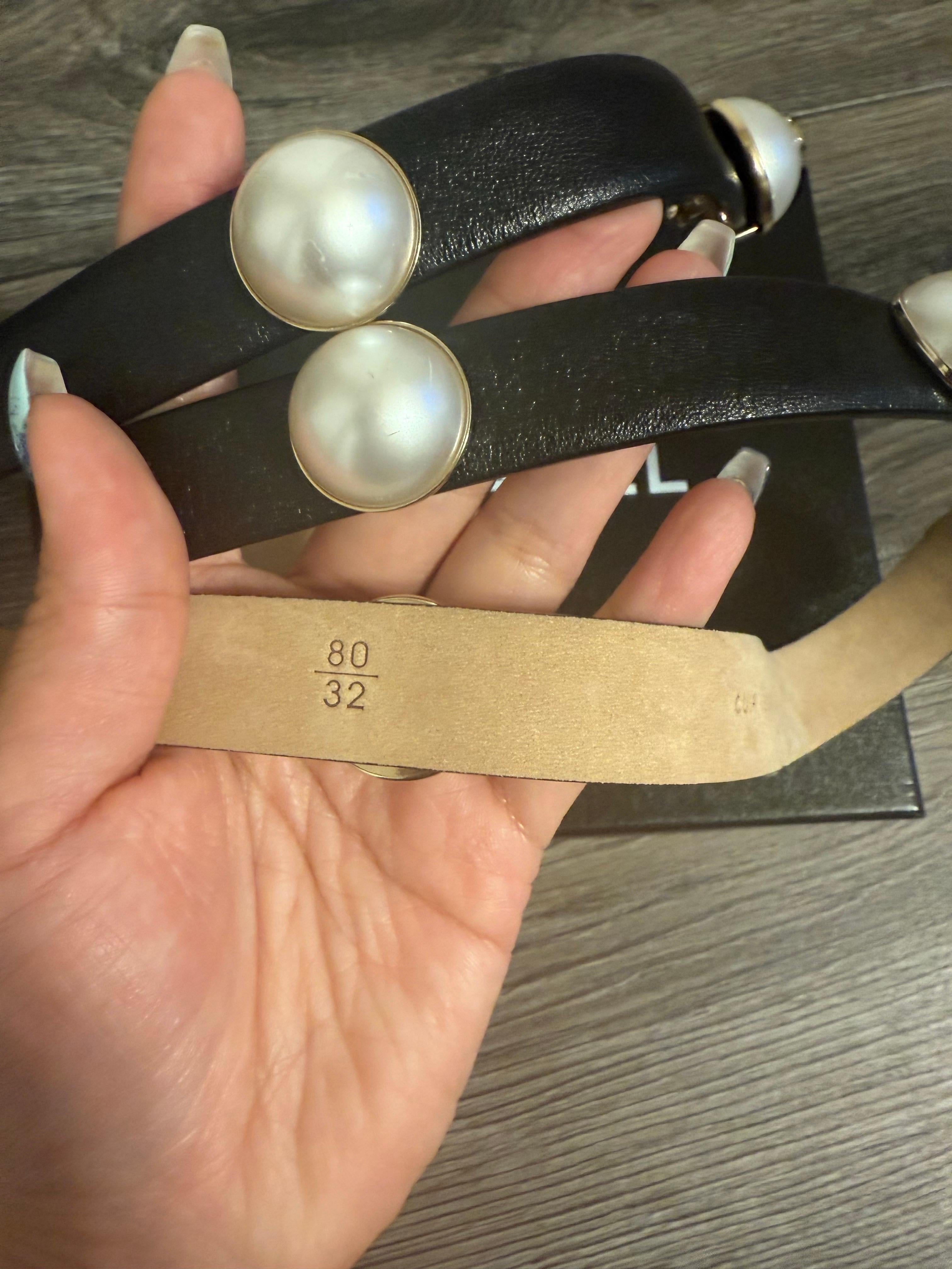 Cintura Chanel in pelle di vitello nera con accenti di finta perla CC - 80/32 in vendita 1