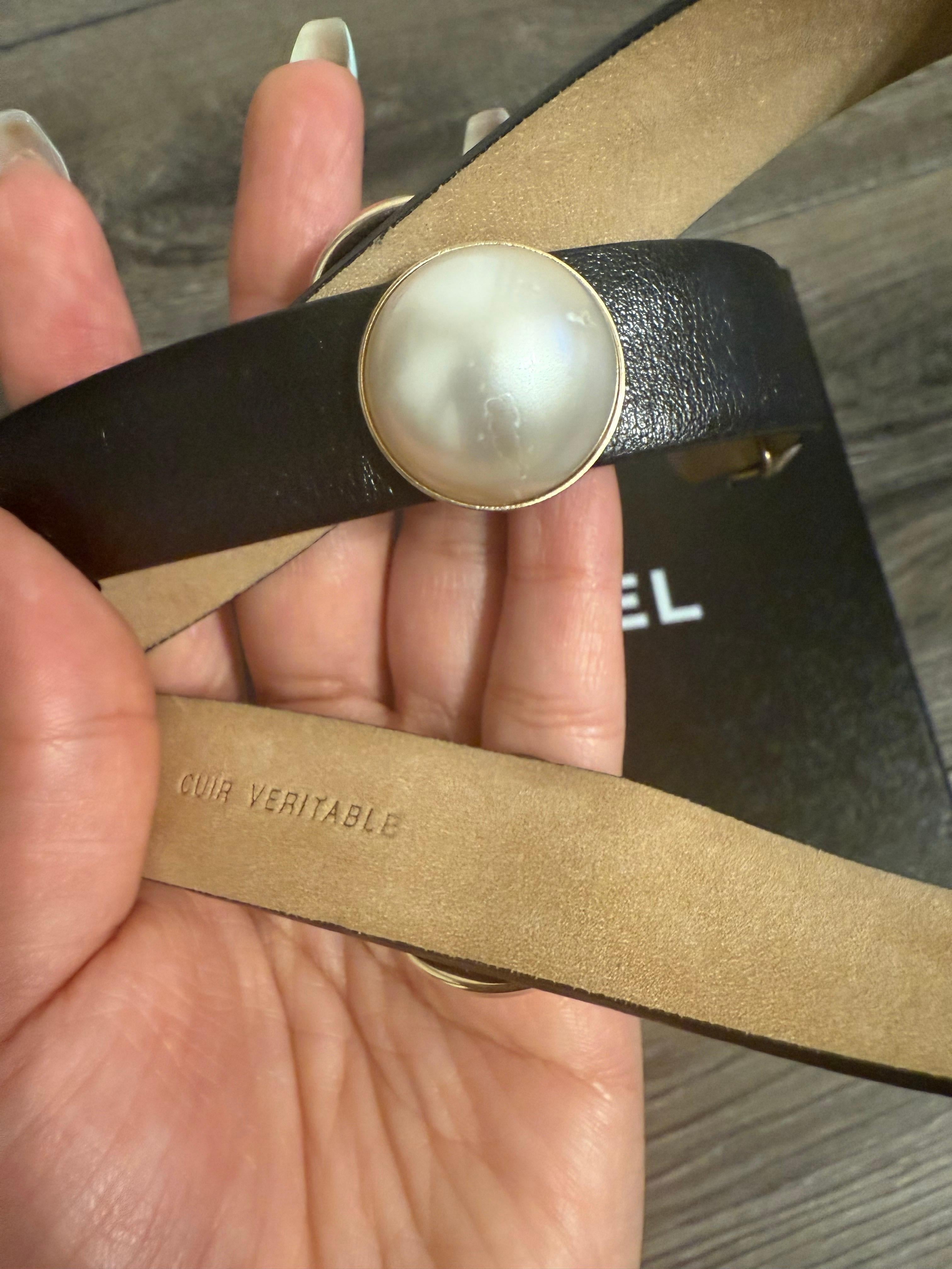 Cintura Chanel in pelle di vitello nera con accenti di finta perla CC - 80/32 in vendita 2