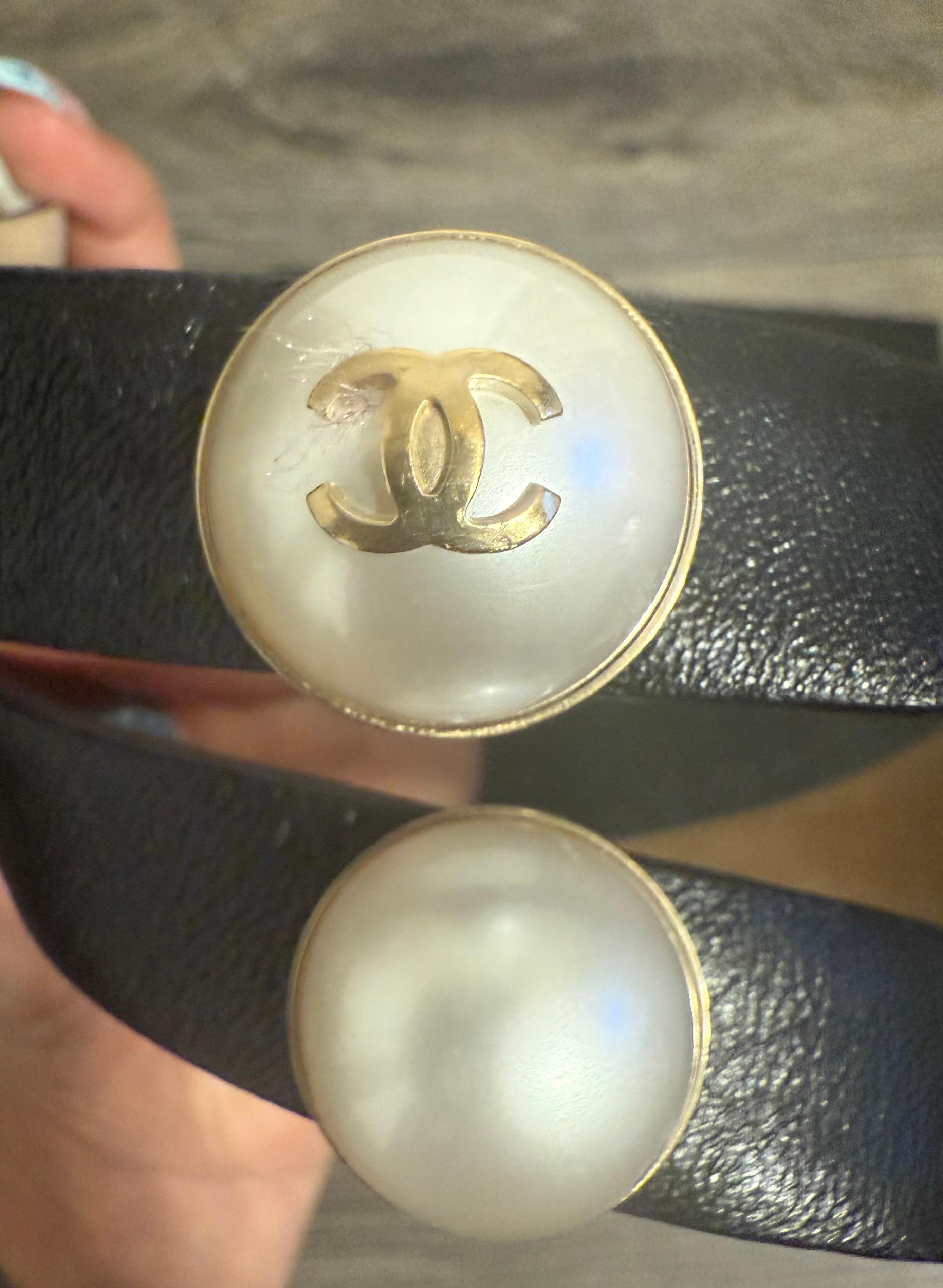 Cintura Chanel in pelle di vitello nera con accenti di finta perla CC - 80/32 in vendita 3