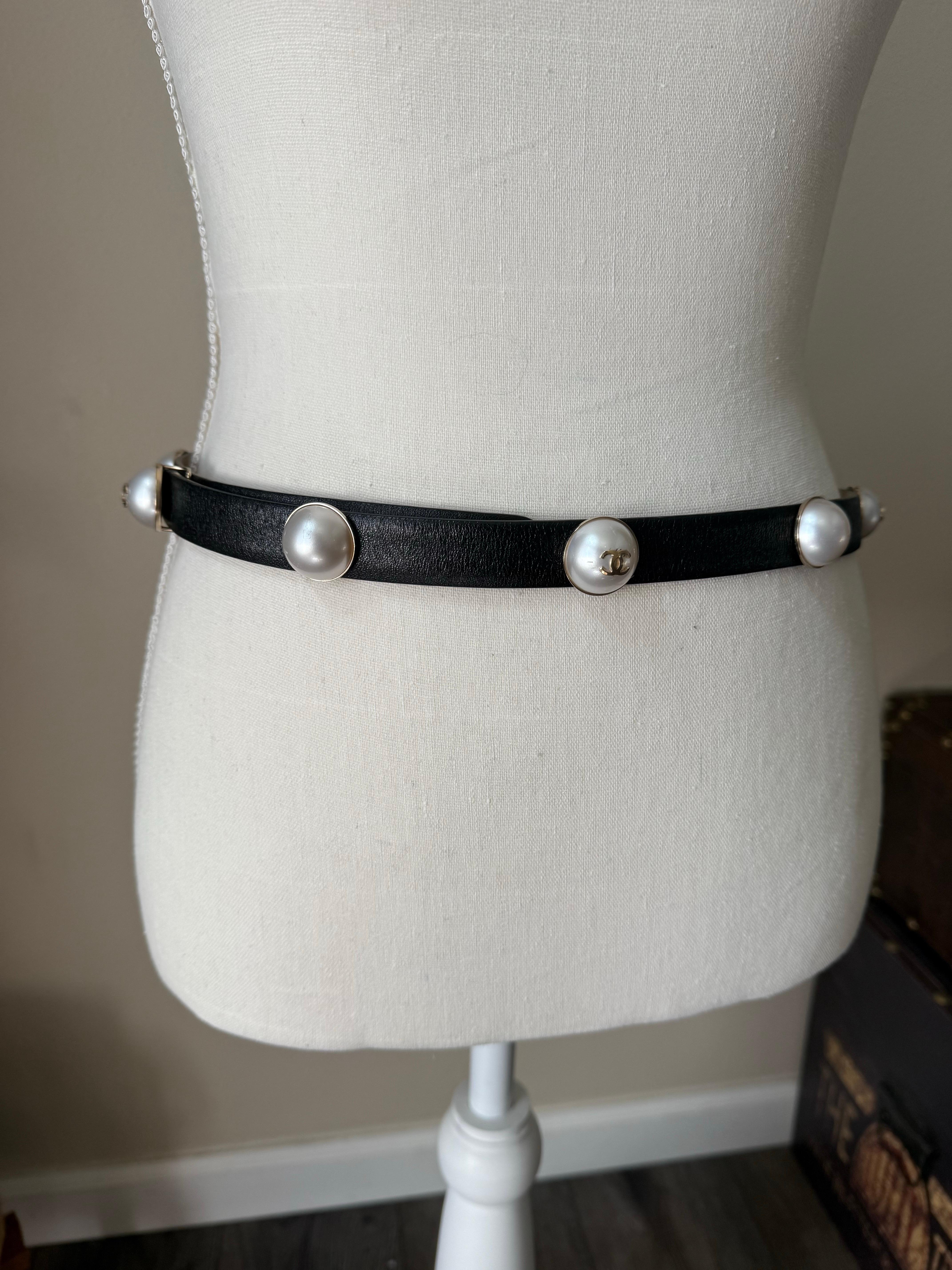 Cintura Chanel in pelle di vitello nera con accenti di finta perla CC - 80/32 in vendita 4