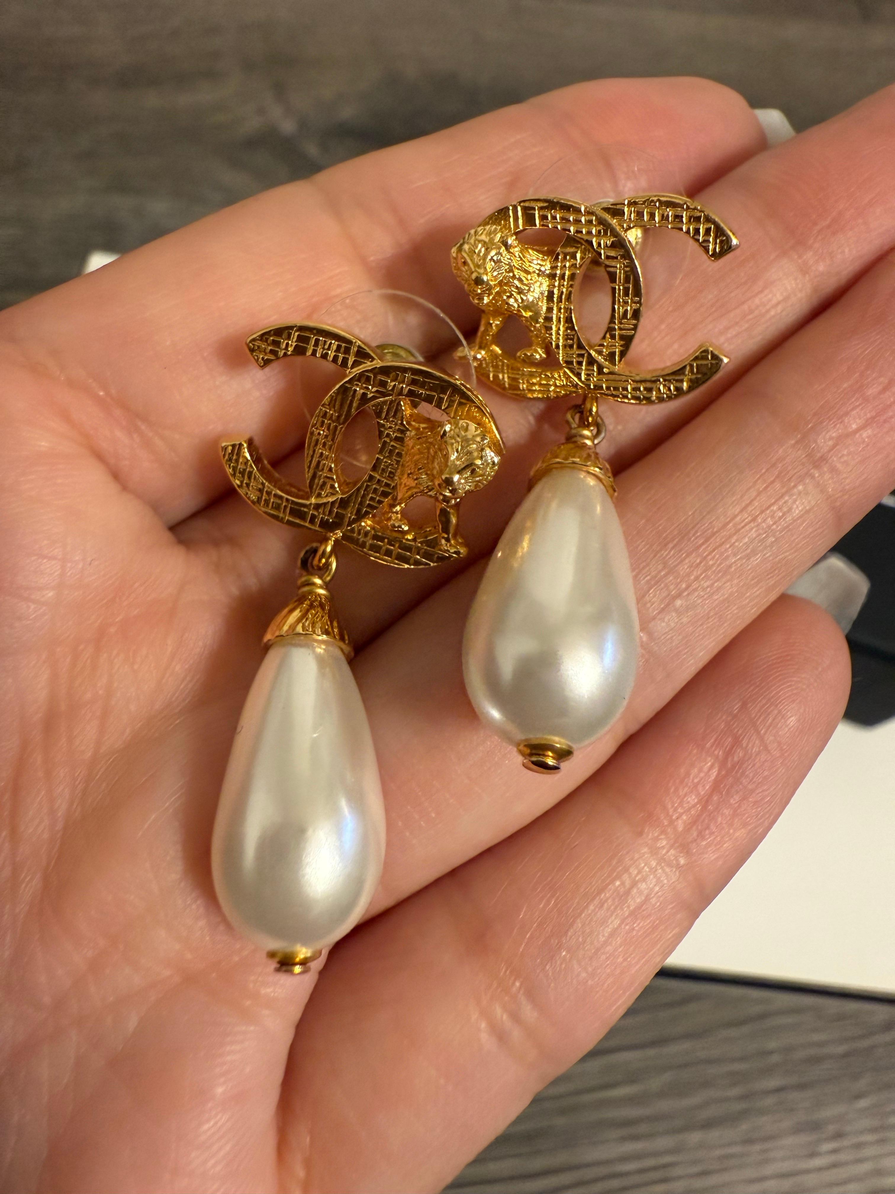 Orecchini a goccia con perle CC di Chanel in oro in vendita 1
