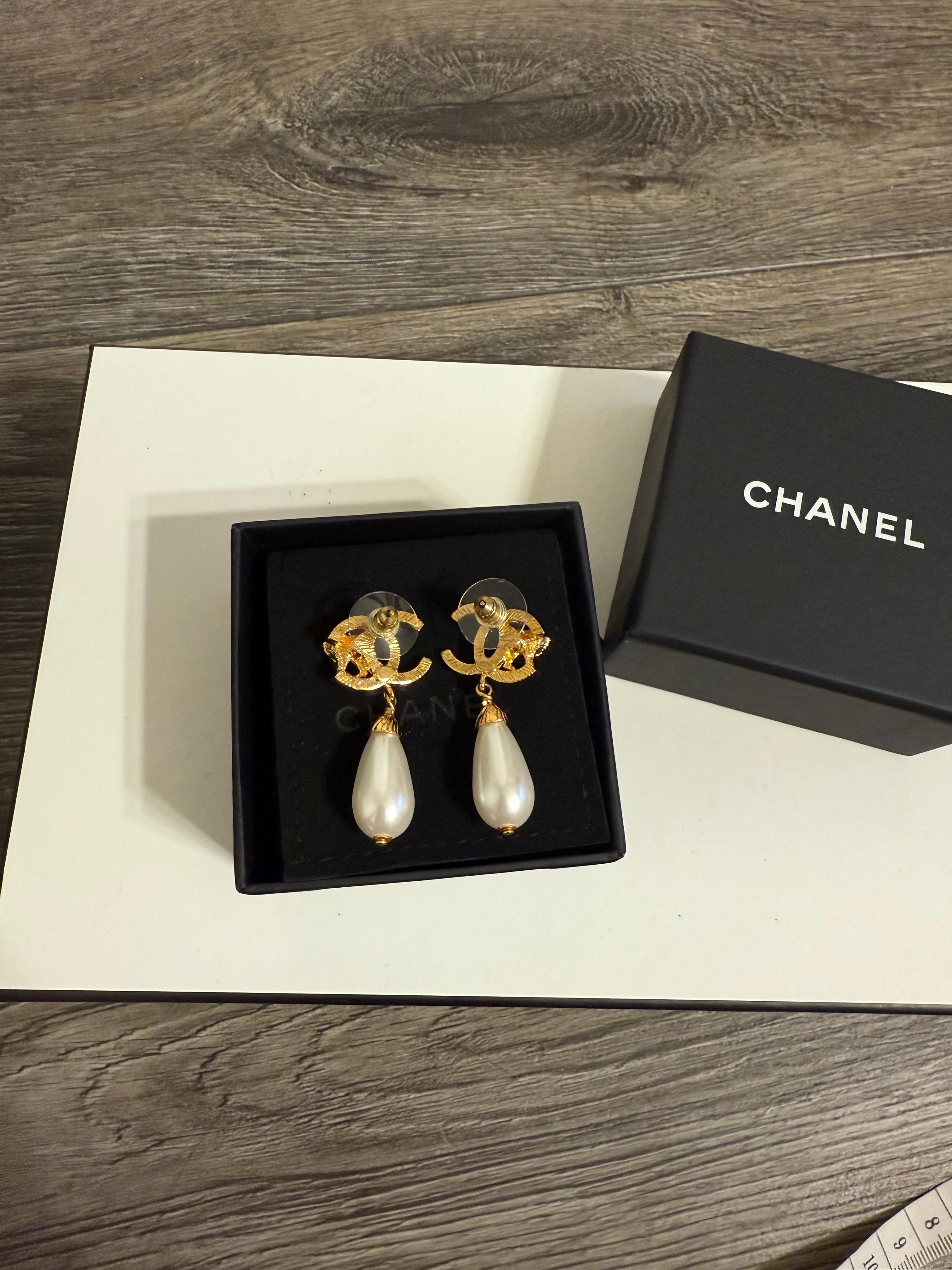 Orecchini a goccia con perle CC di Chanel in oro in vendita 2