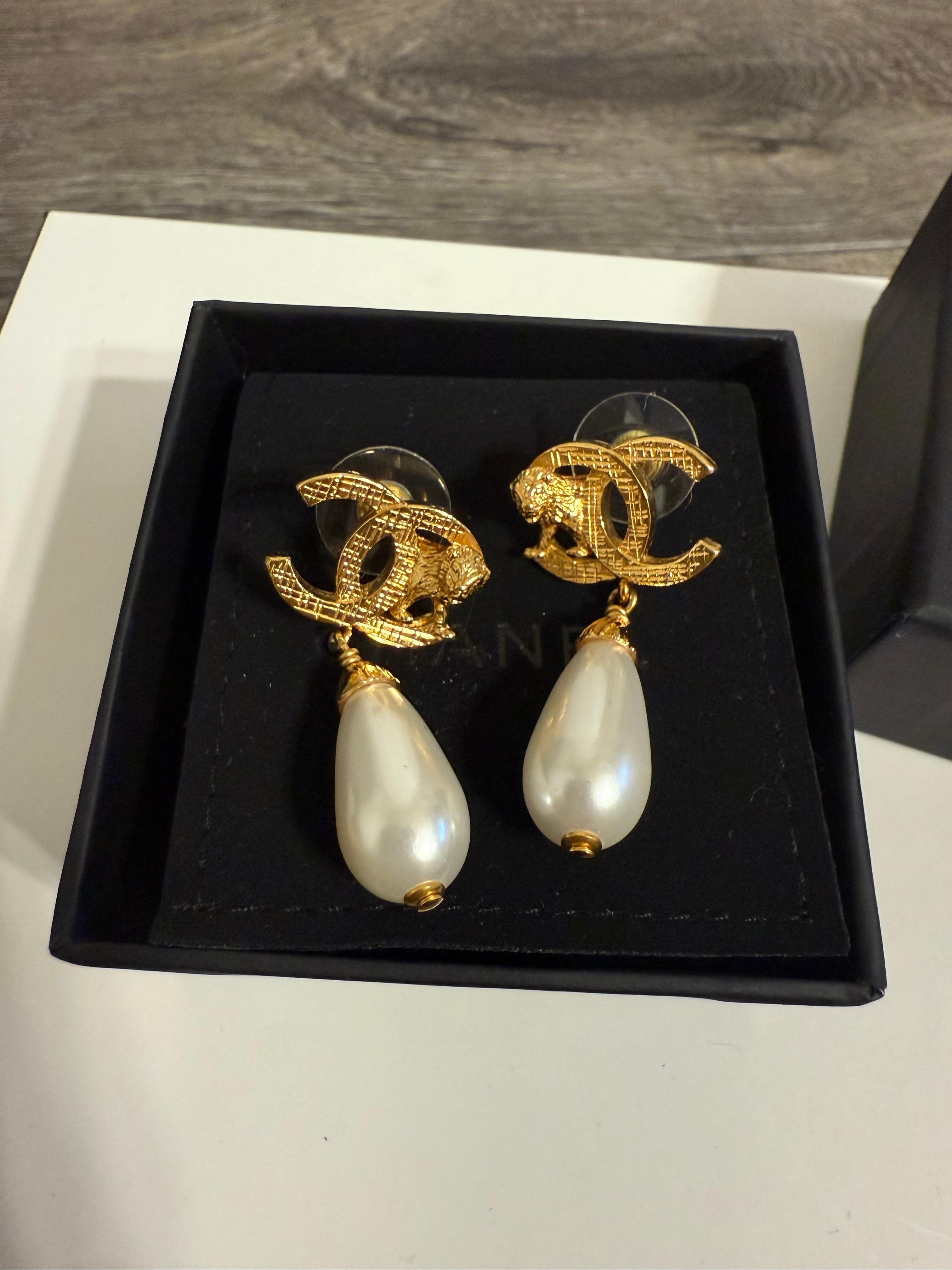 Orecchini a goccia con perle CC di Chanel in oro in vendita 3