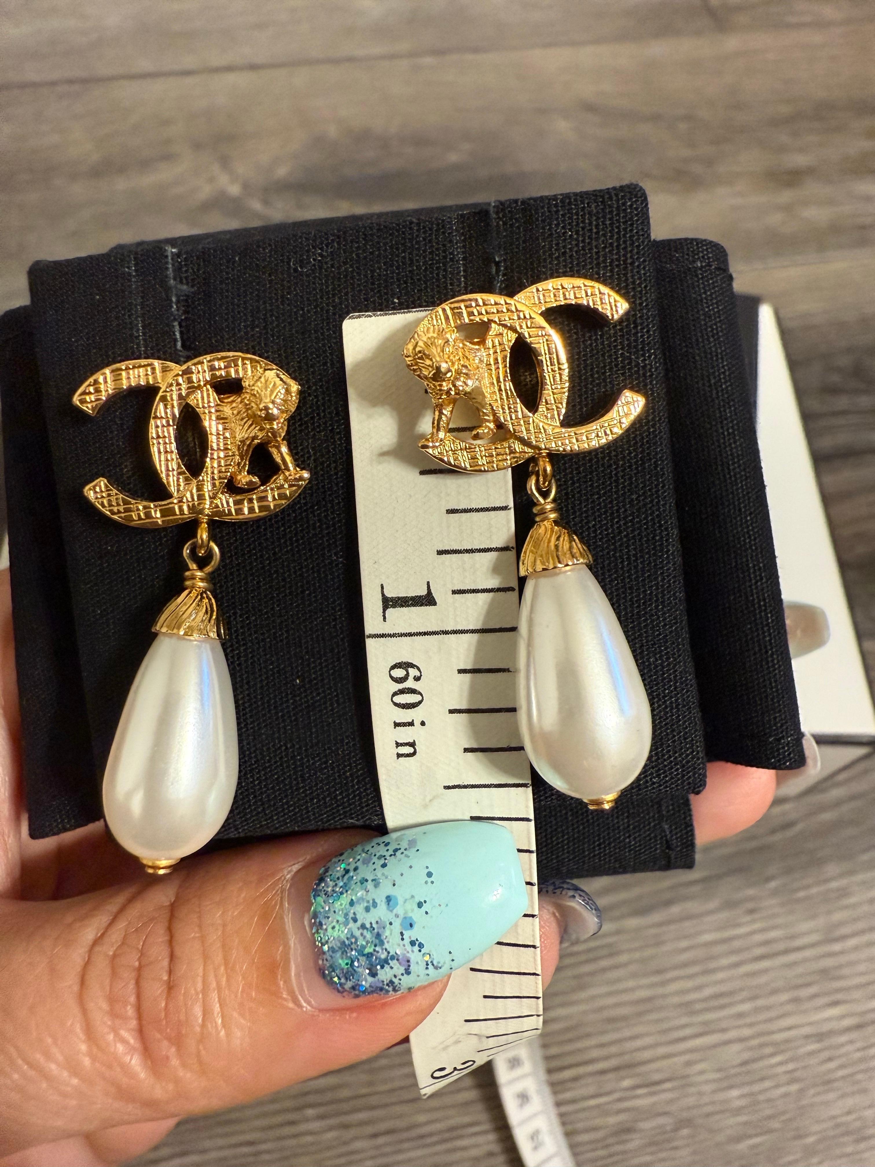 Orecchini a goccia con perle CC di Chanel in oro in vendita 5