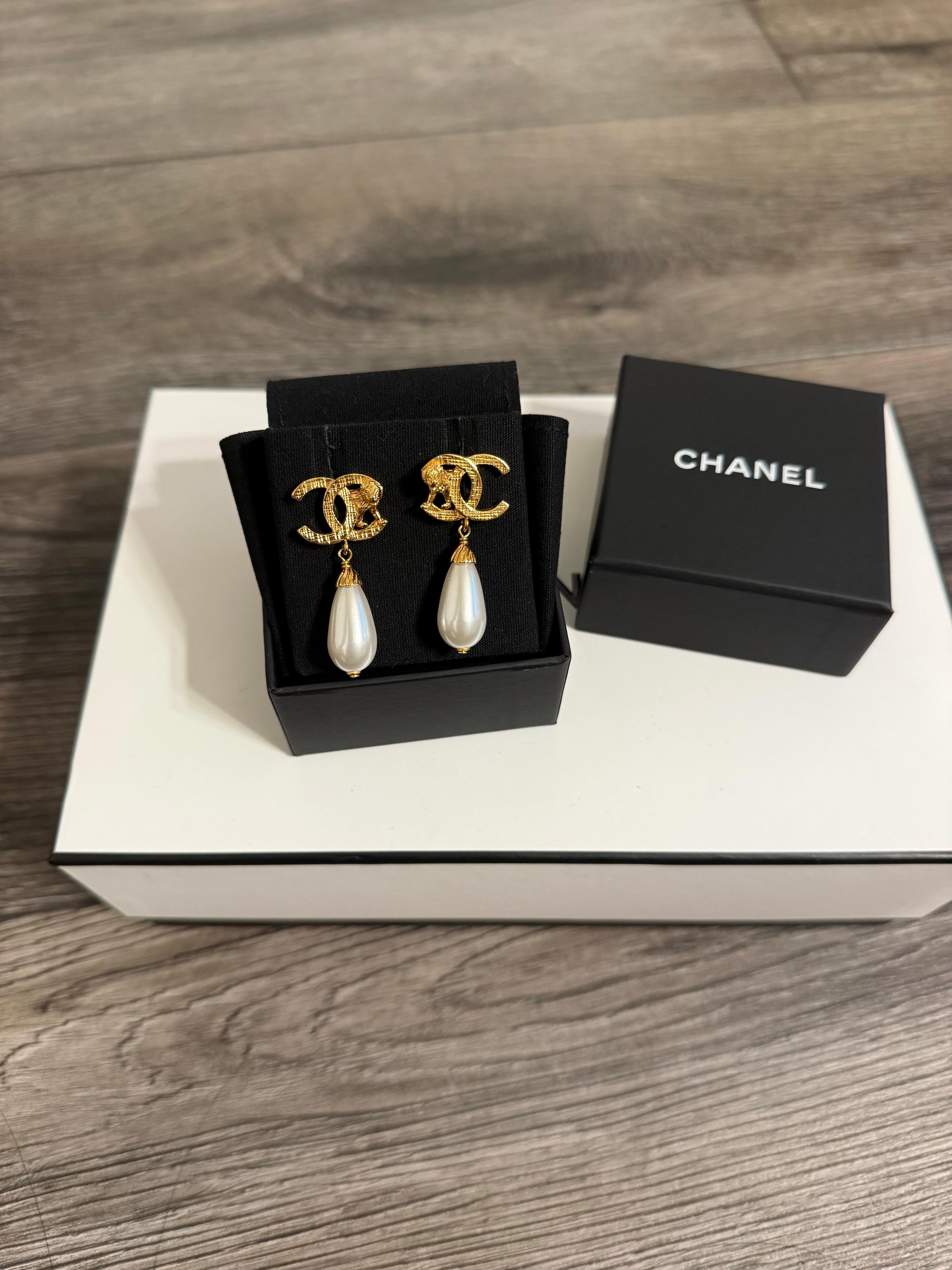 Orecchini a goccia con perle CC di Chanel in oro in vendita 6