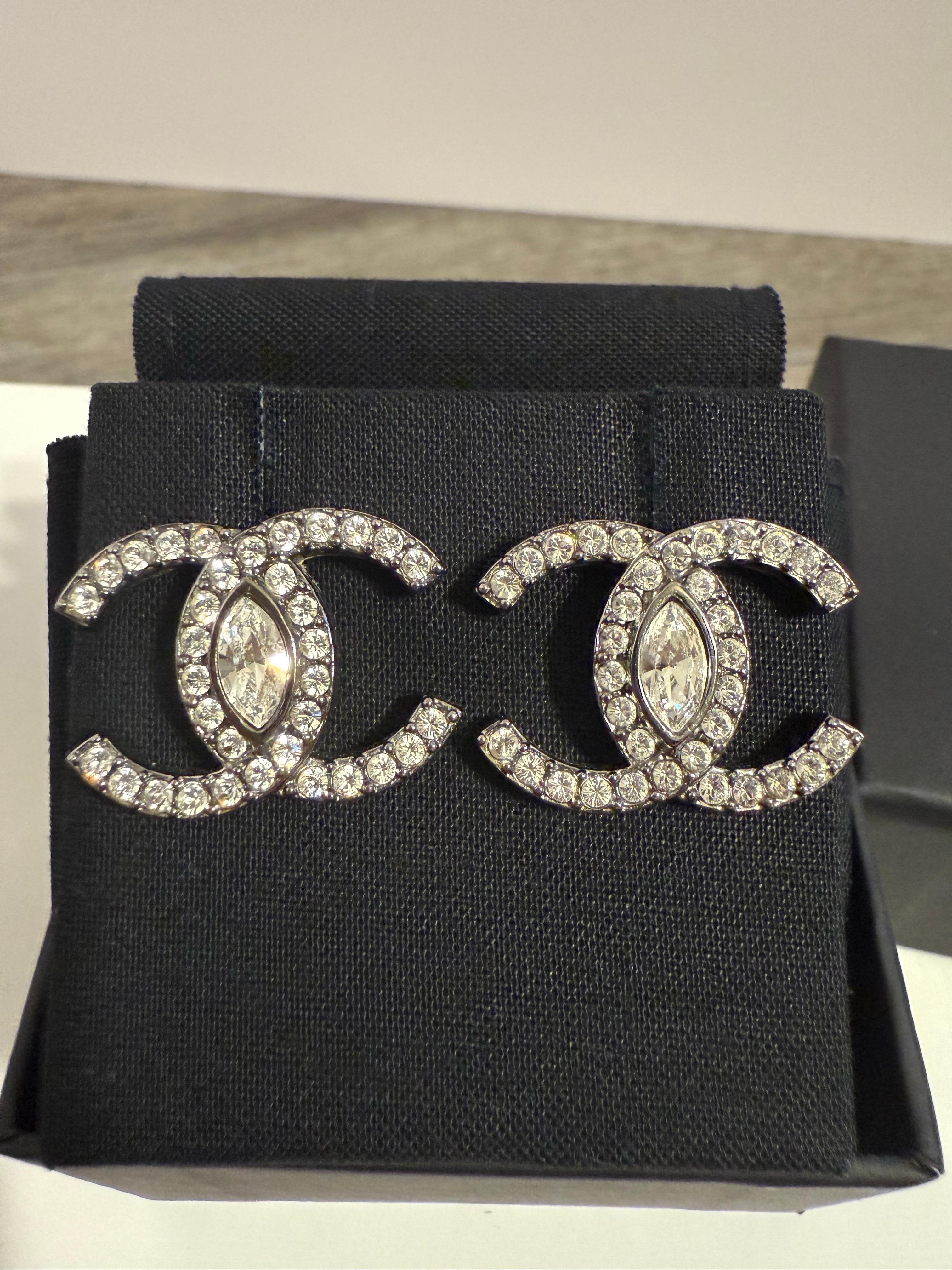 da uomo o donna Chanel Orecchini grandi in argento con cristalli CC in vendita