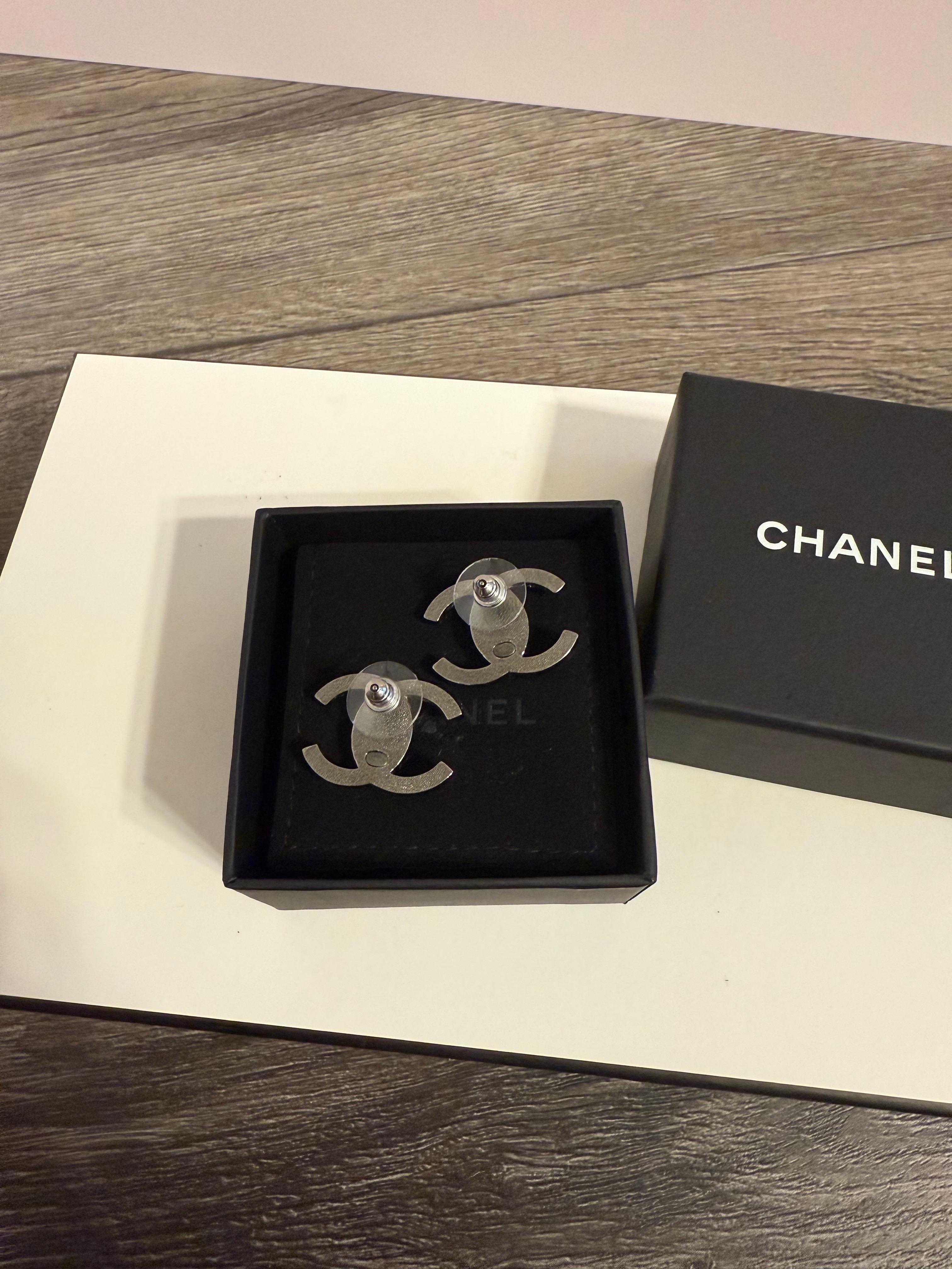 Chanel Orecchini grandi in argento con cristalli CC in vendita 2