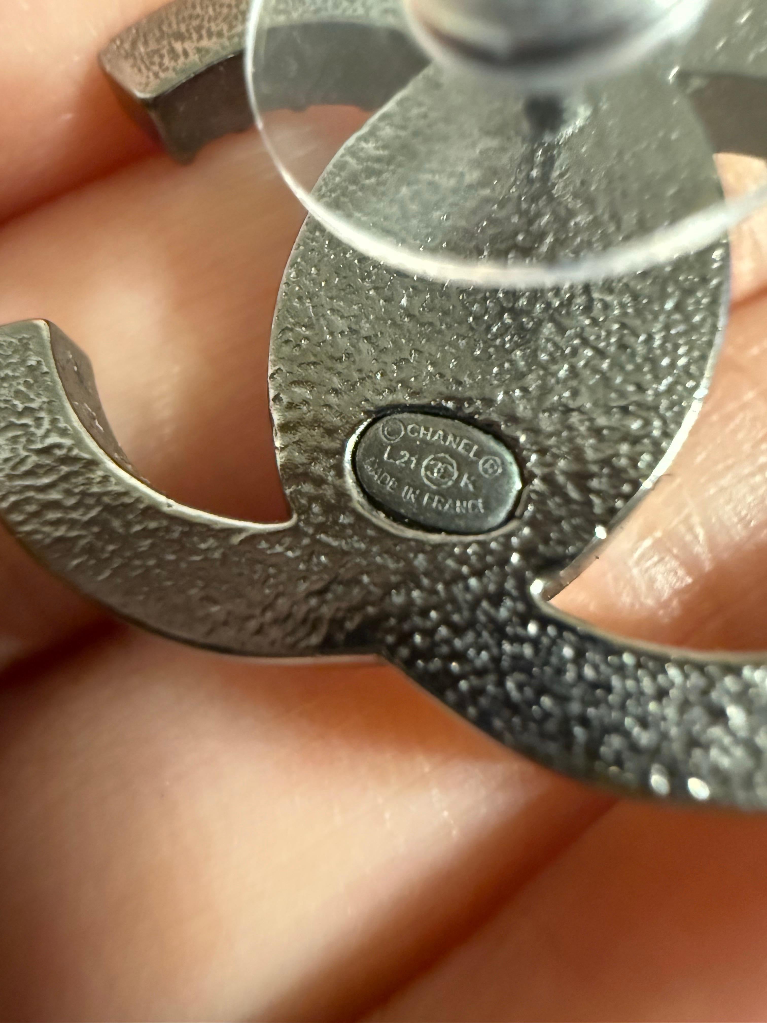 Chanel Orecchini grandi in argento con cristalli CC in vendita 3