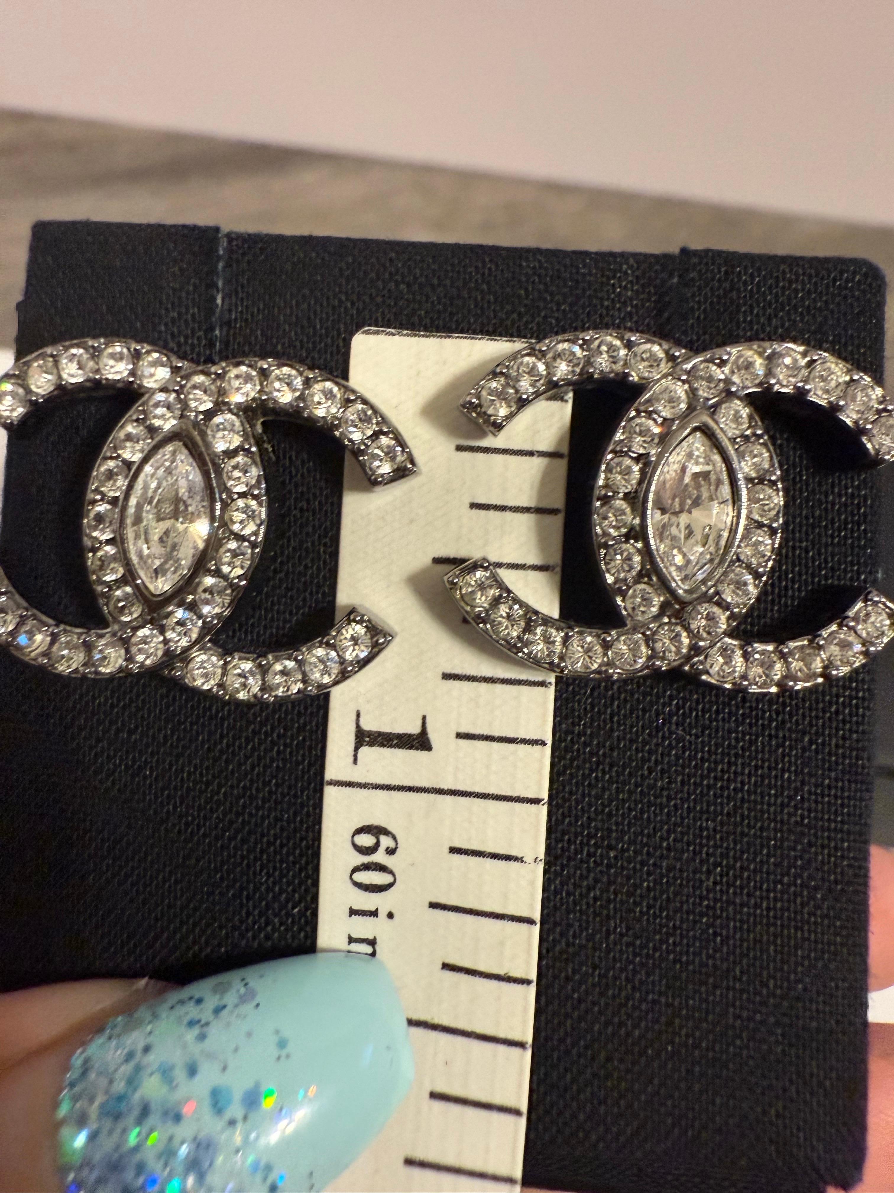 Chanel Orecchini grandi in argento con cristalli CC in vendita 4