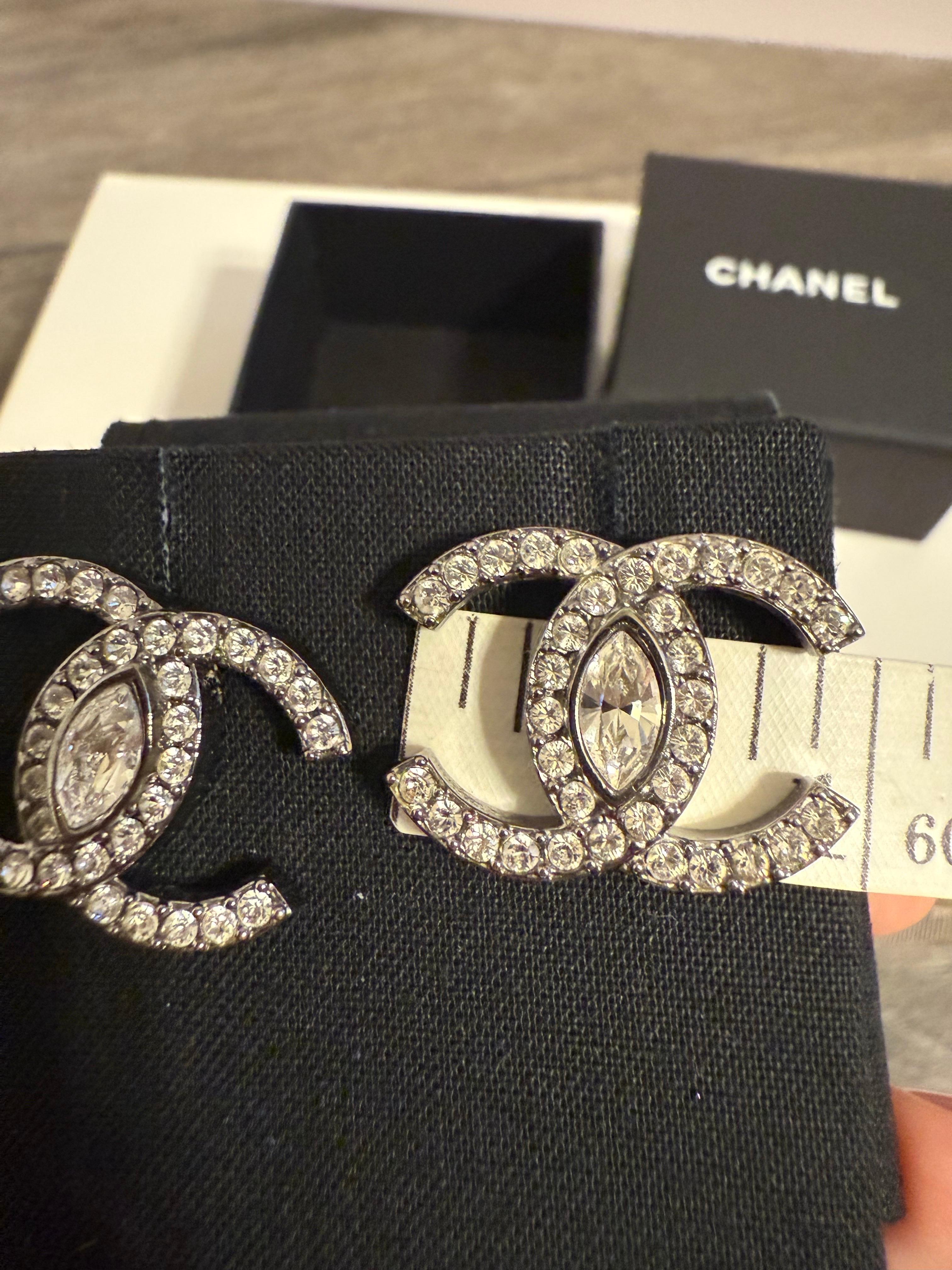 Chanel Orecchini grandi in argento con cristalli CC in vendita 5