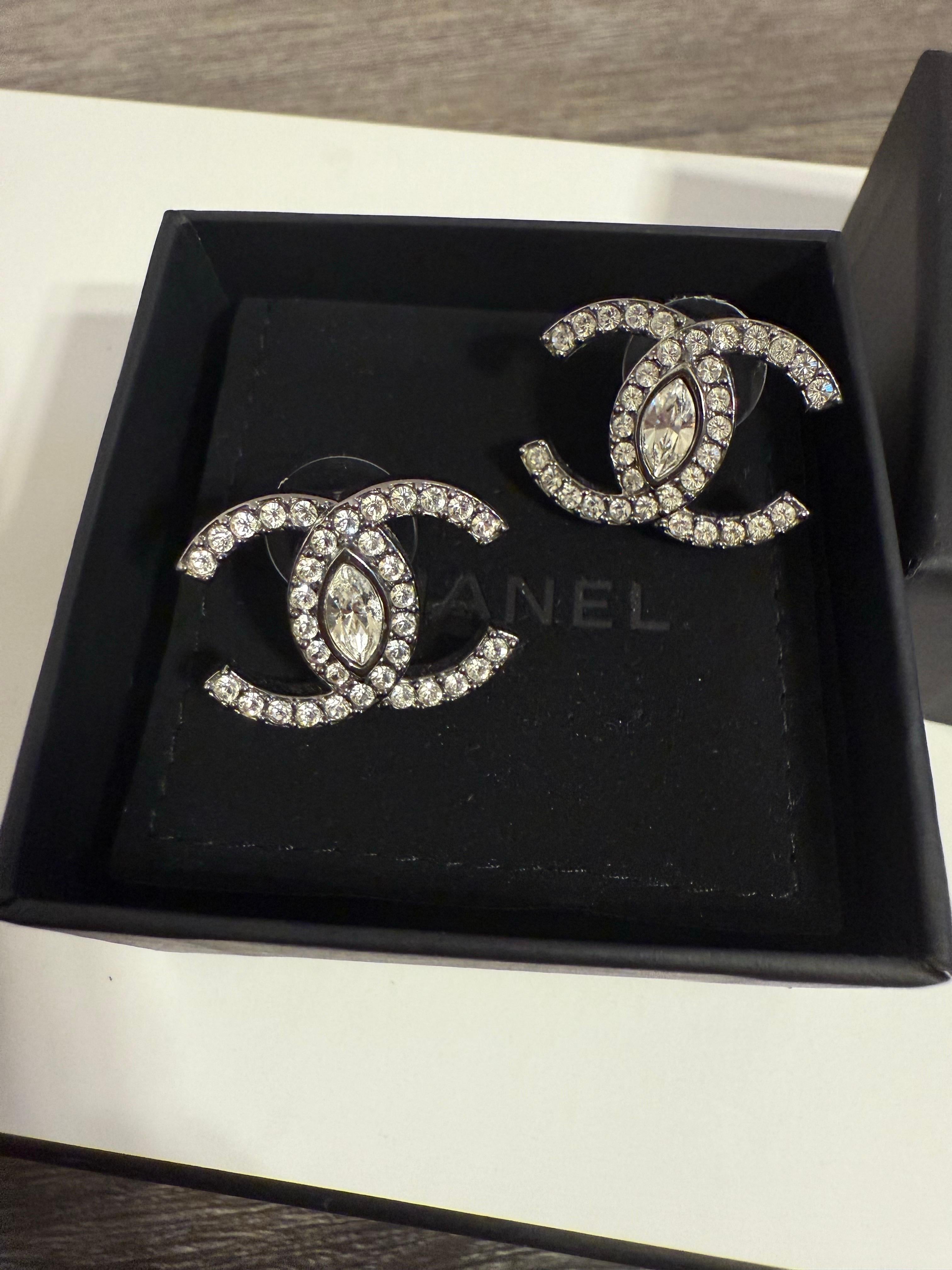 Chanel Orecchini grandi in argento con cristalli CC in vendita 6