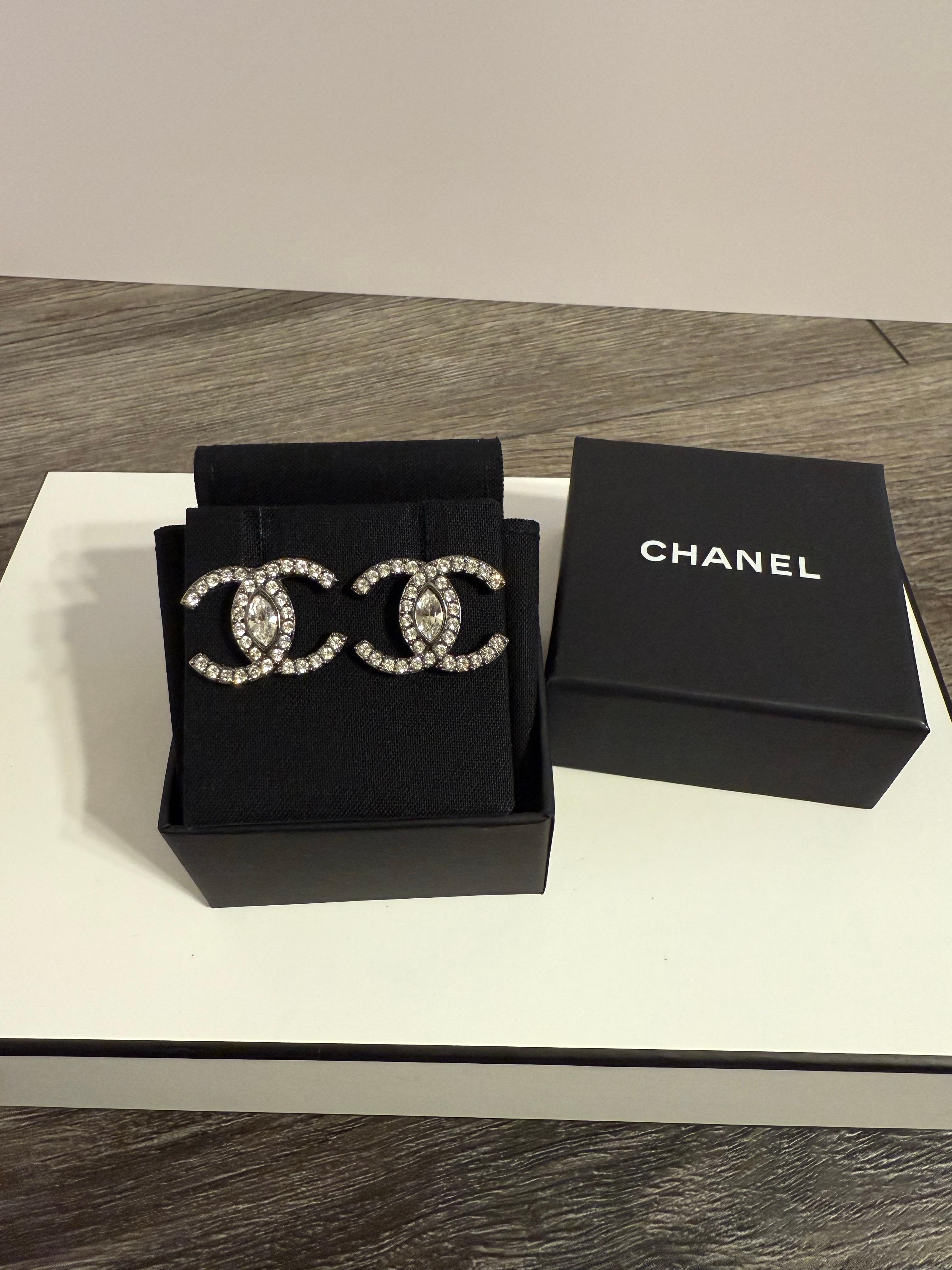 Chanel Orecchini grandi in argento con cristalli CC In condizioni buone in vendita a Bellevue, WA