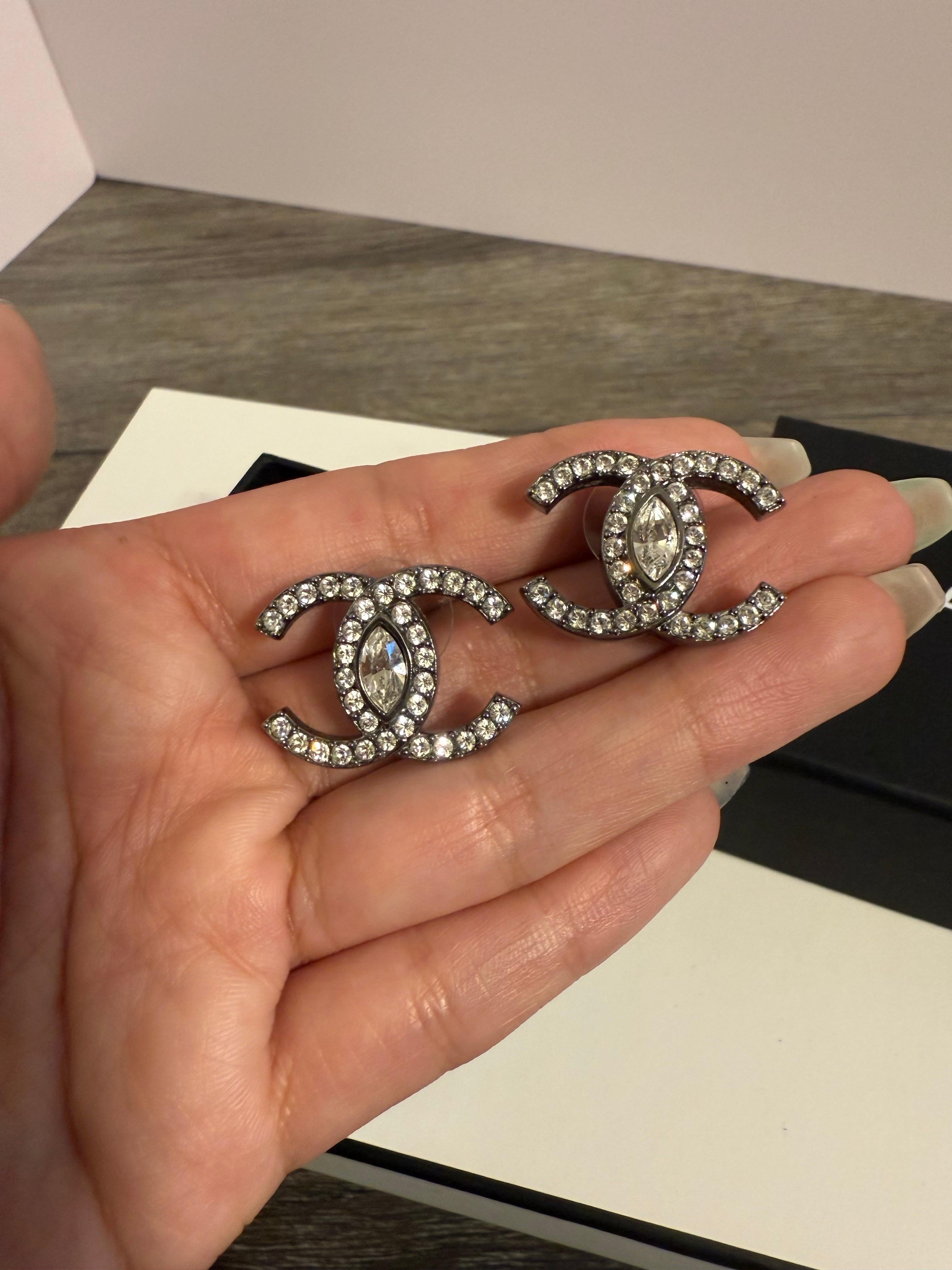 Chanel Orecchini grandi in argento con cristalli CC in vendita 1
