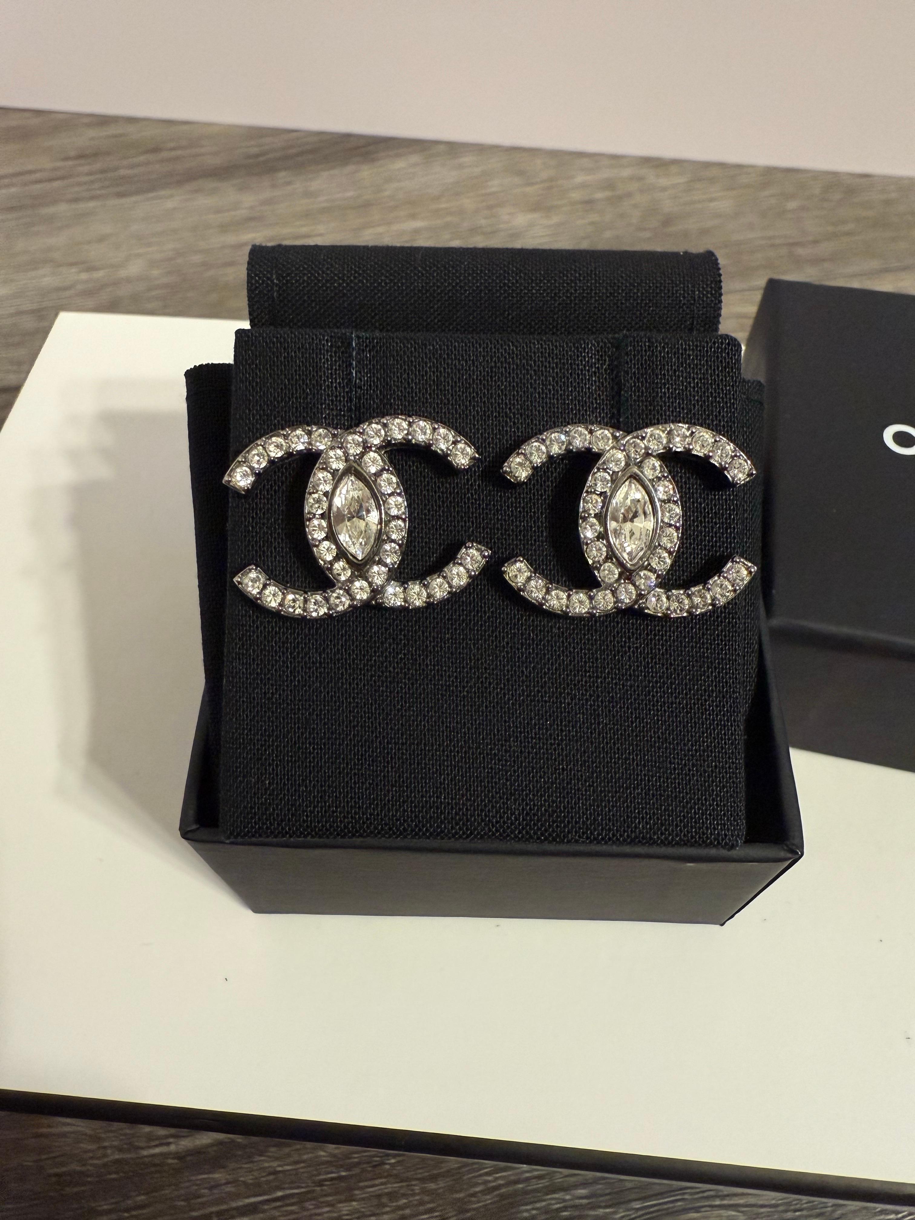 Elegante paio di orecchini Chanel con scintillanti cristalli d'argento
100% autentico
Prodotto in Francia
Collezione'S del 2021
Metallo color argento con cristalli
Eccellenti condizioni di utilizzo, a parte una leggera usura e qualche graffio.
Viene