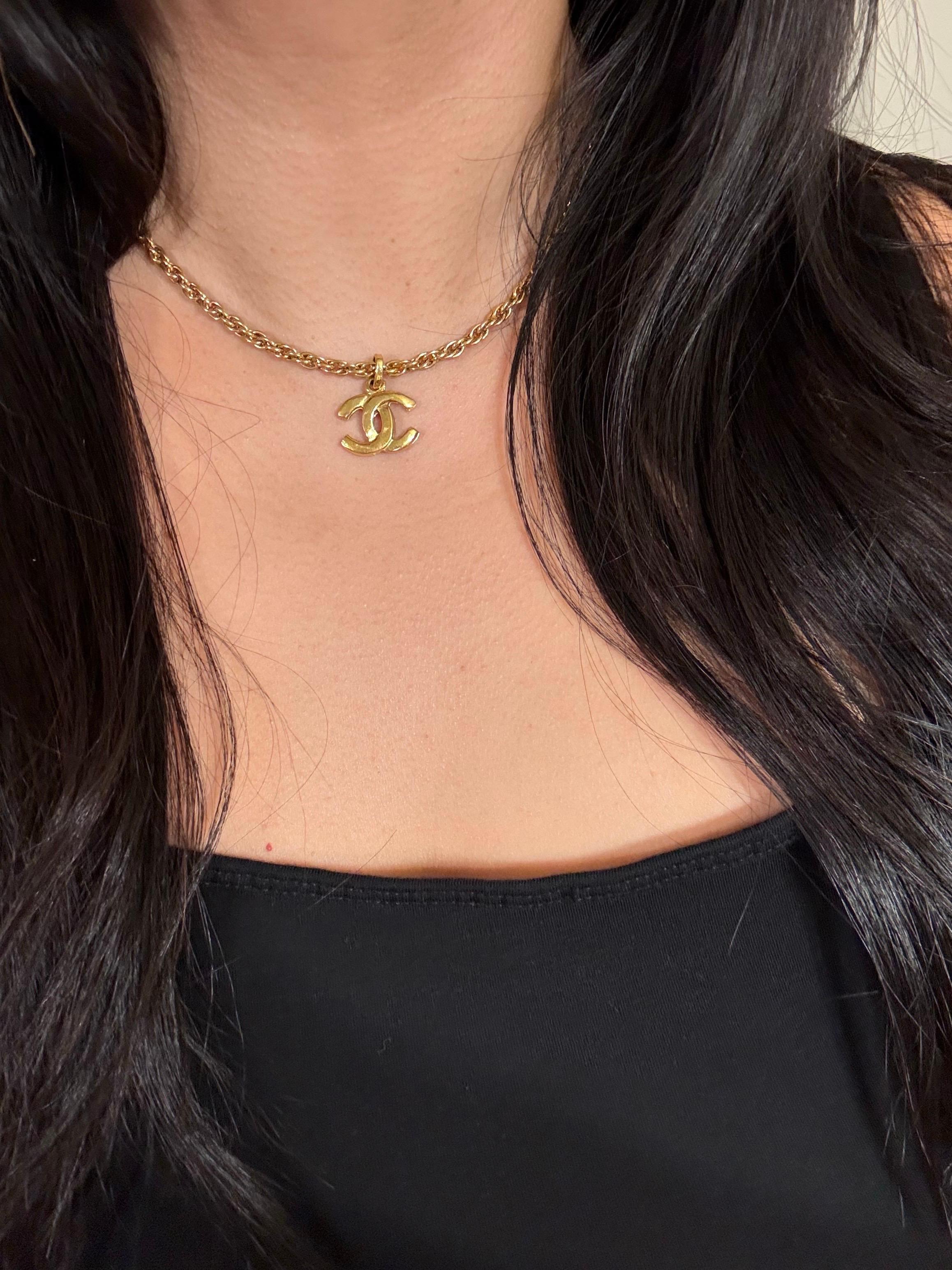 Collana con ciondolo CC in oro vintage di Chanel, anni 1990-2000 in vendita 3