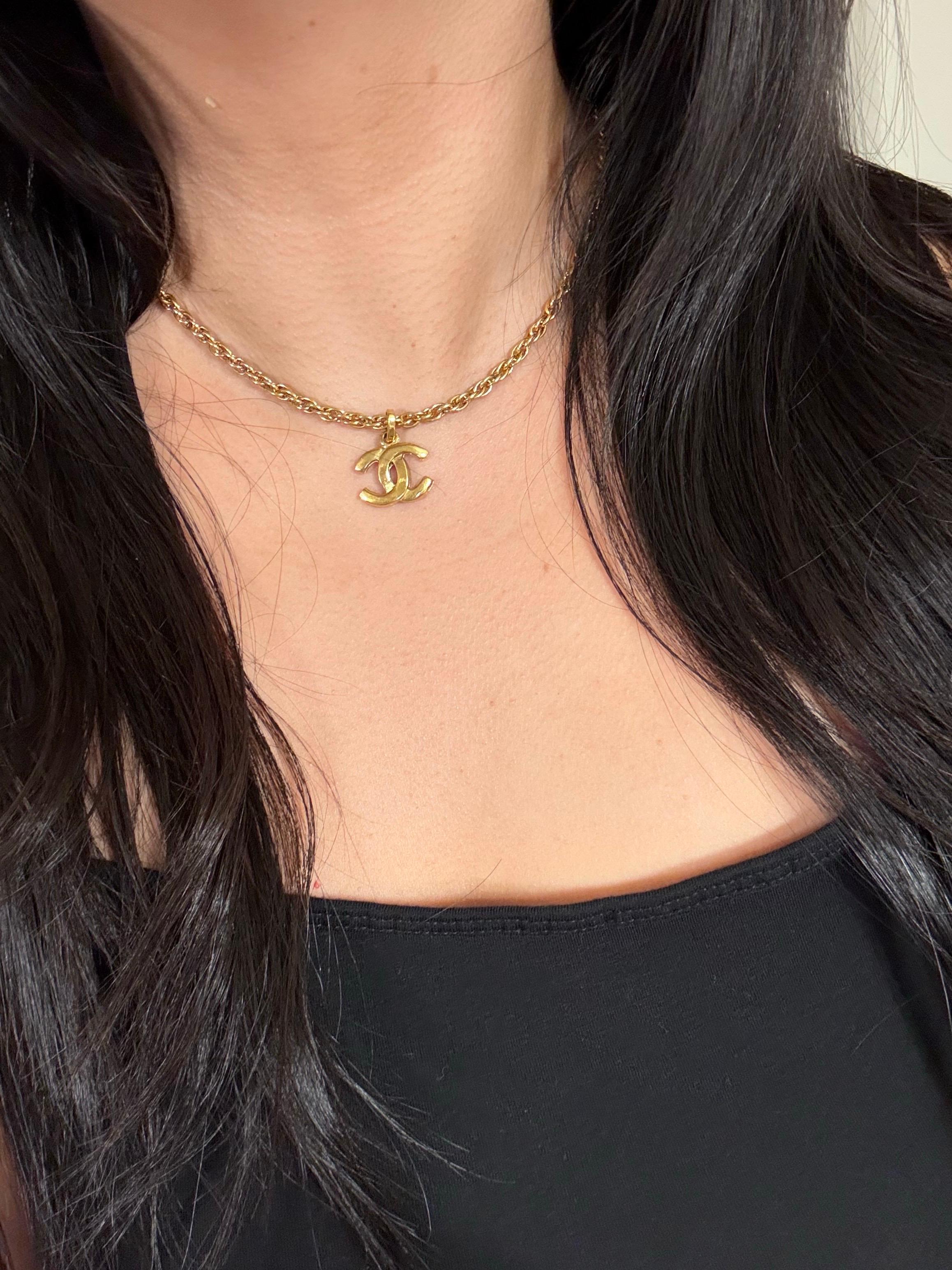 Bellissima collana vintage Chanel con ciondolo in oro CC
prodotto in Francia
circa 1990-2000
placcato oro, finitura lucida
catena del grano
logo CC ad incastro
Chiusura con anello a molla
condizioni generali molto buone, a parte una leggera usura e