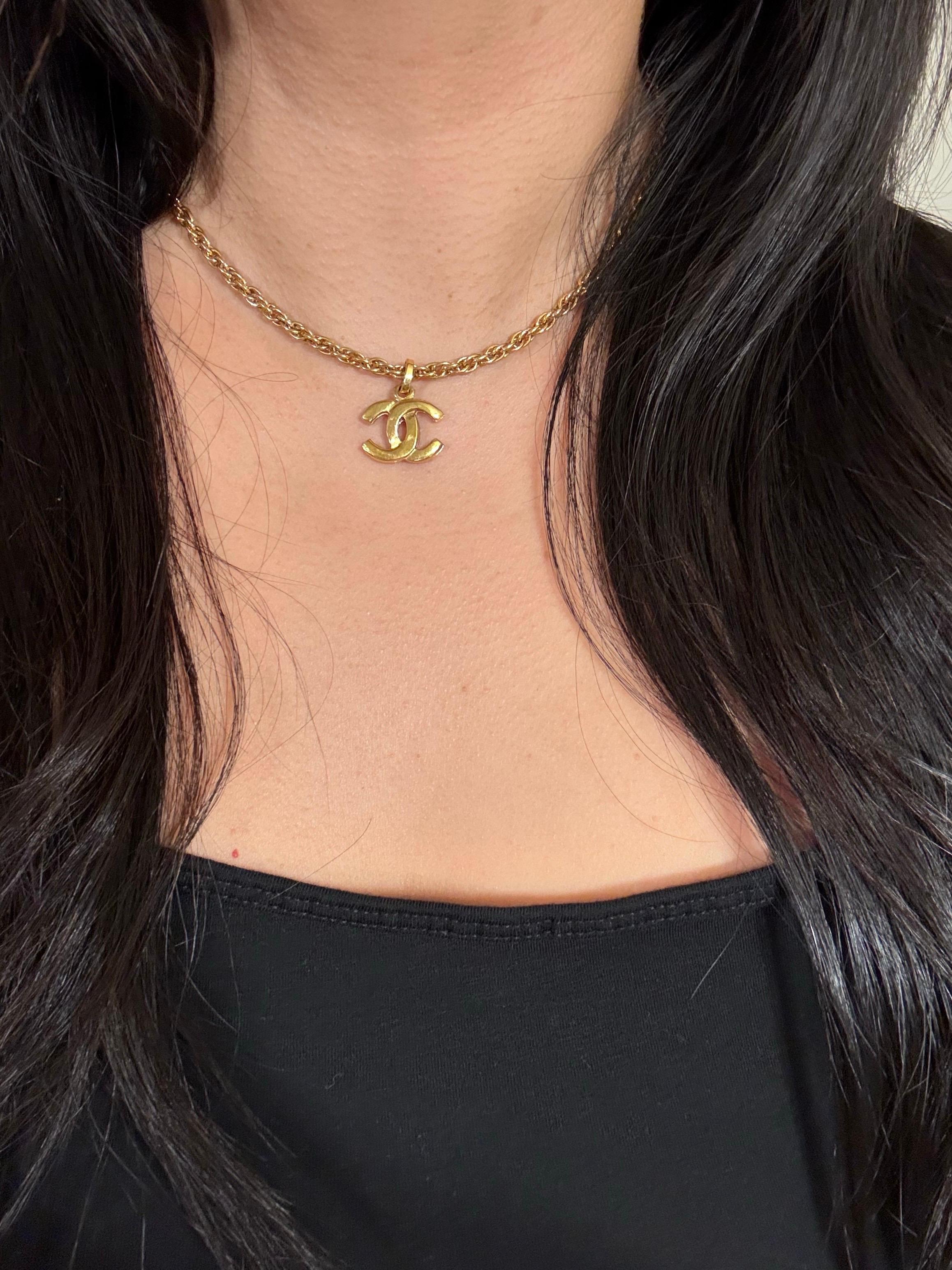 Collana con ciondolo CC in oro vintage di Chanel, anni 1990-2000 in vendita 9