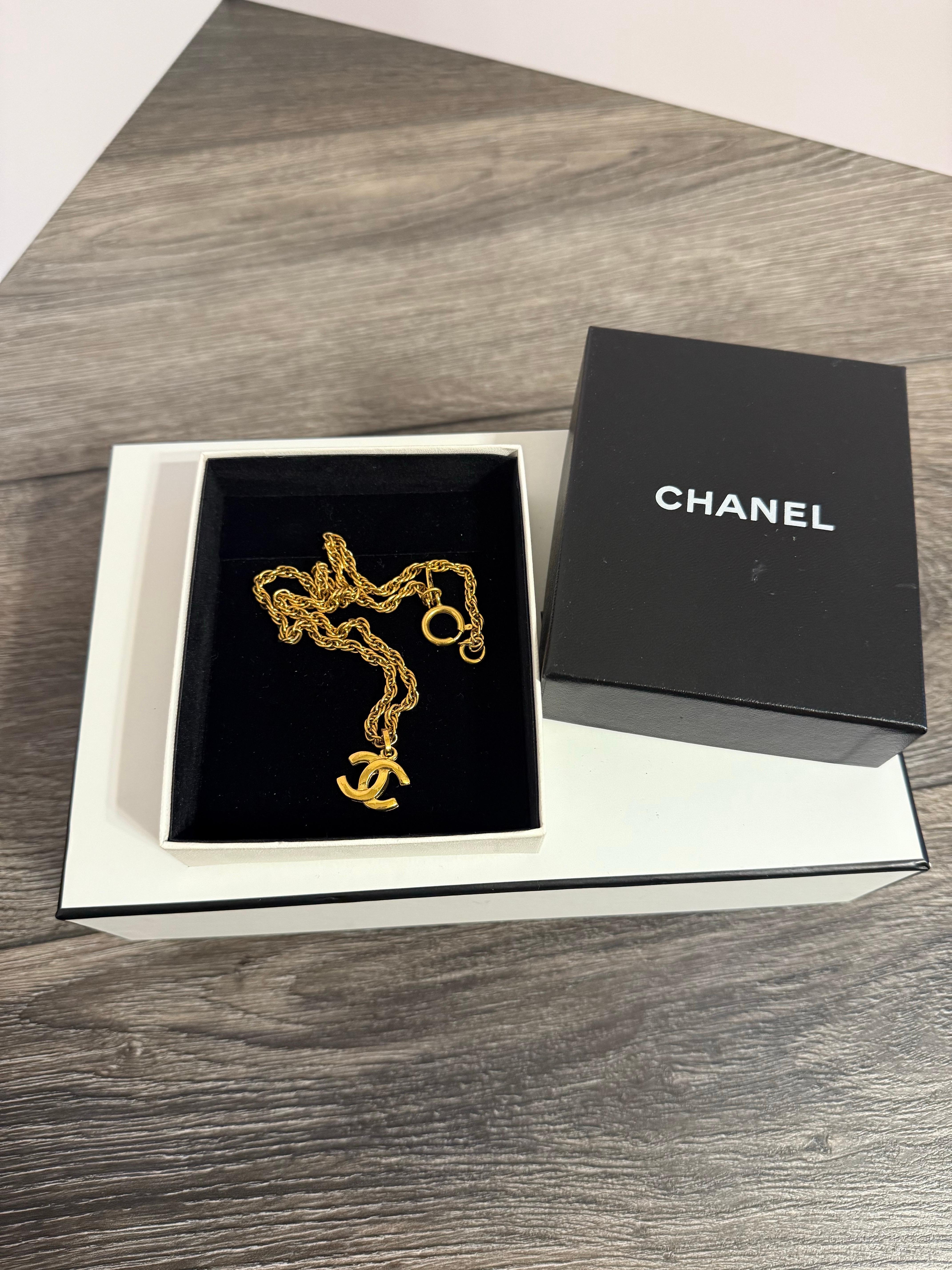 Collana con ciondolo CC in oro vintage di Chanel, anni 1990-2000 In condizioni buone in vendita a Bellevue, WA