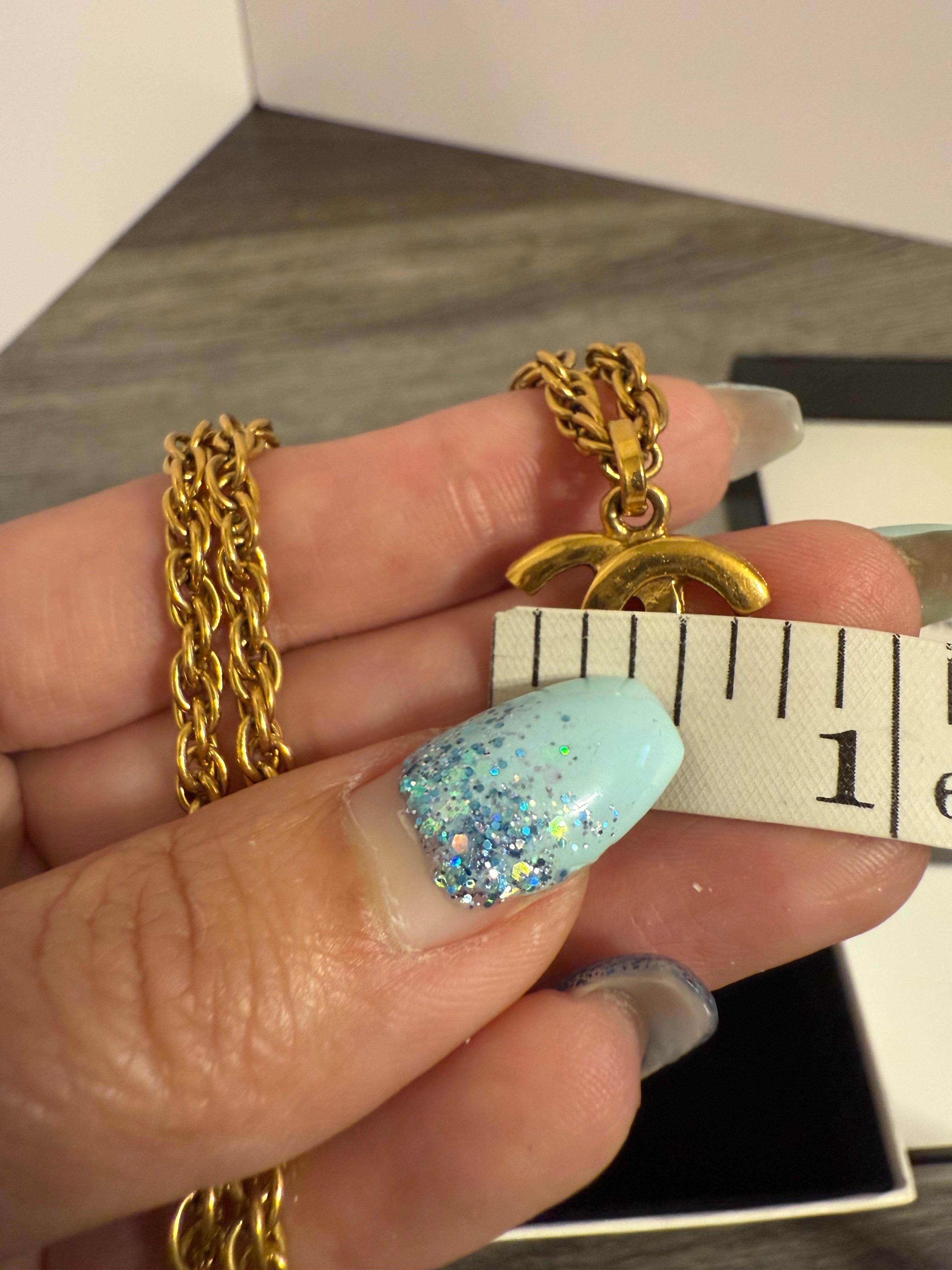 Collana con ciondolo CC in oro vintage di Chanel, anni 1990-2000 in vendita 1