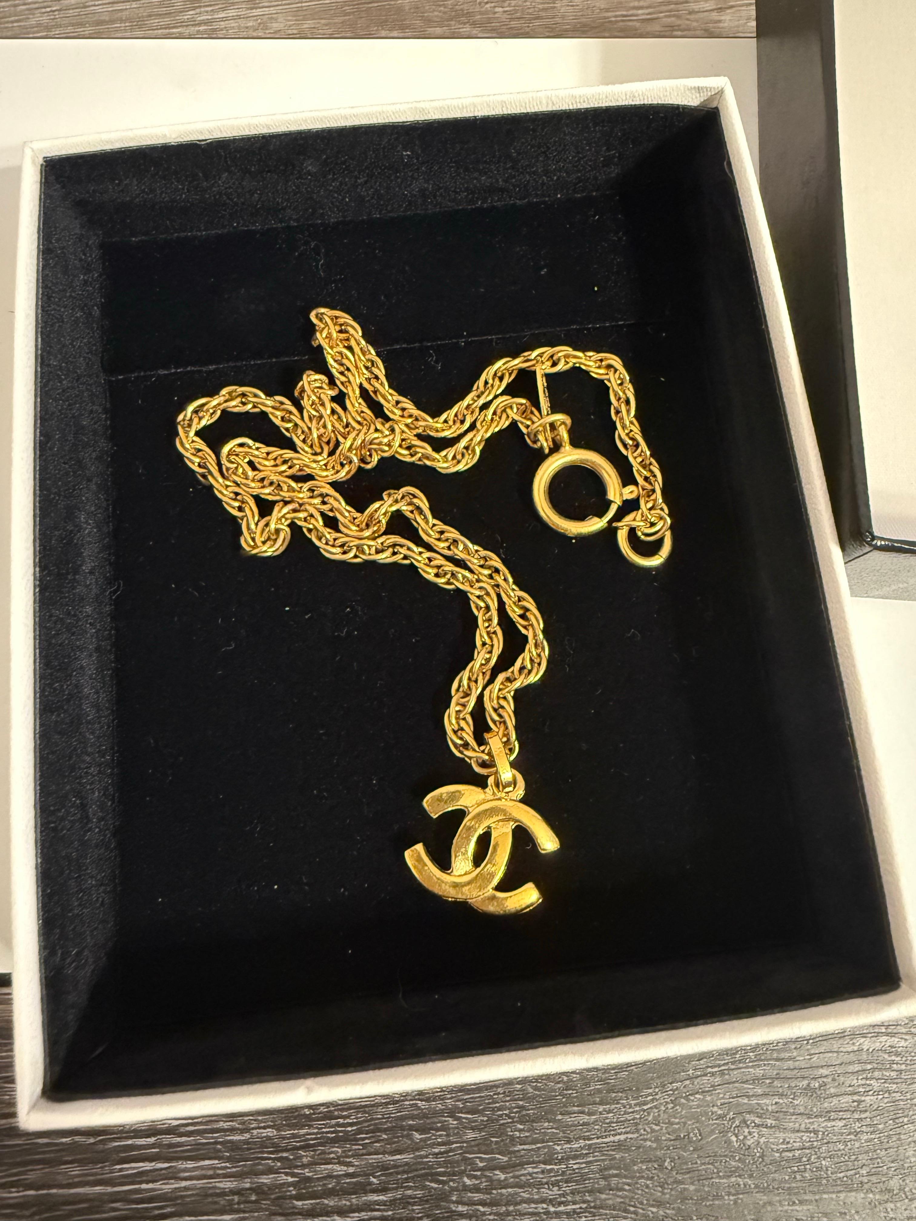 Collana con ciondolo CC in oro vintage di Chanel, anni 1990-2000 in vendita 5